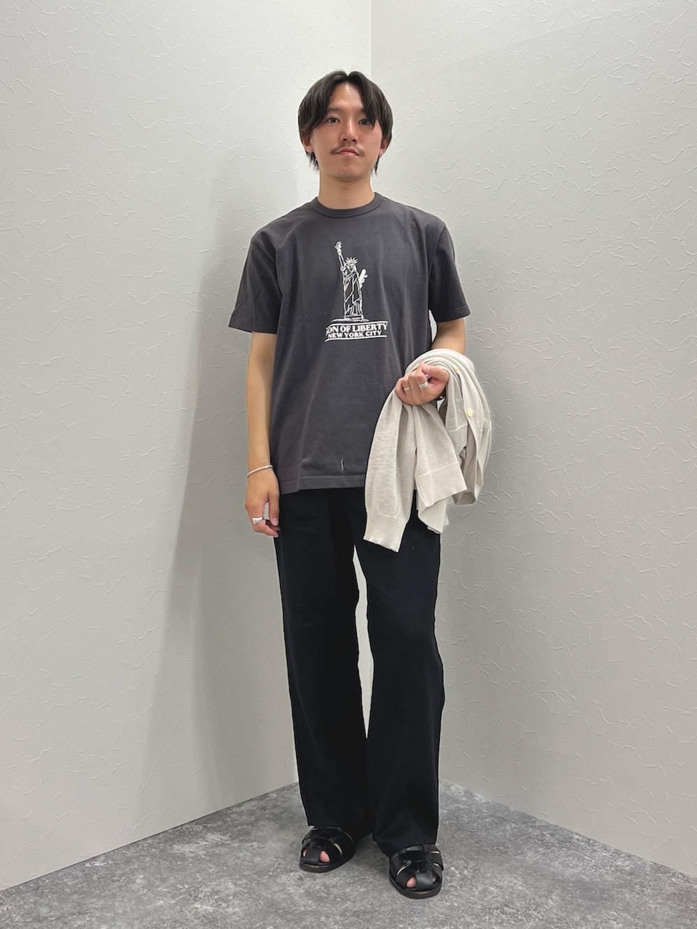 ベージュ系のカーディガン/ボレロ、グレー系のTシャツ/カットソー、ブラック系のサンダルを着用したメンズの春コーディネートの3枚目の写真