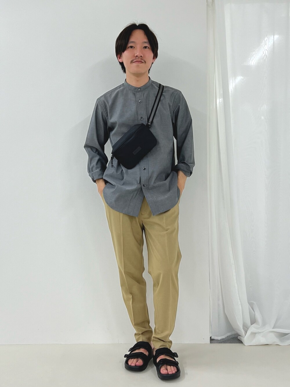 ブラック系のシャツ/ブラウス、ブラック系のサンダル、ブラック系のショルダーバッグを着用したメンズの春コーディネートの2枚目の写真