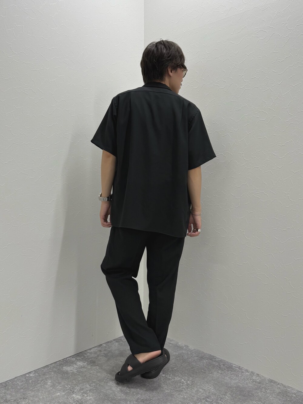ホワイト系のTシャツ/カットソー、ブラック系のシャツ/ブラウス、ベージュ系のその他パンツを着用したメンズの夏コーディネートの6枚目の写真