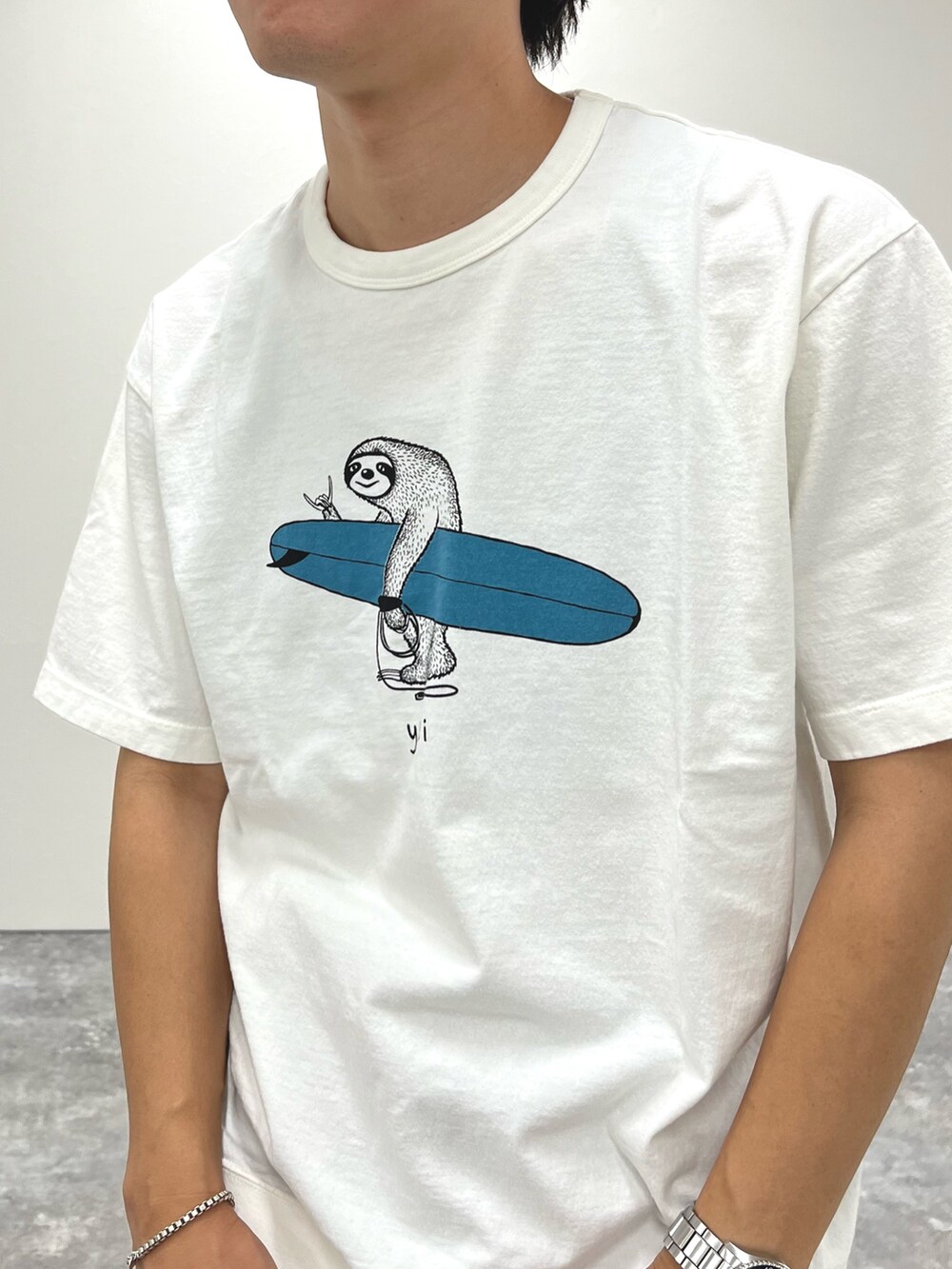 ホワイト系のTシャツ/カットソー、ブルー系のデニムパンツ、ブラック系のローファーを着用したメンズの夏コーディネートの6枚目の写真