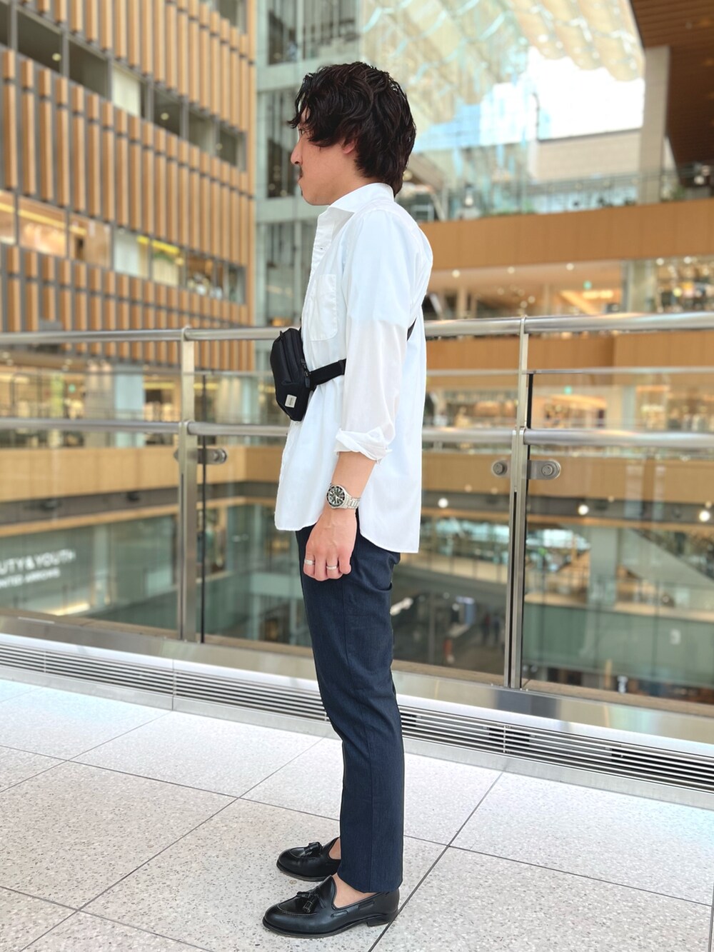 ホワイト系のシャツ/ブラウス、ブルー系のTシャツ/カットソー、ブラック系のショルダーバッグを着用したメンズの春コーディネートの7枚目の写真