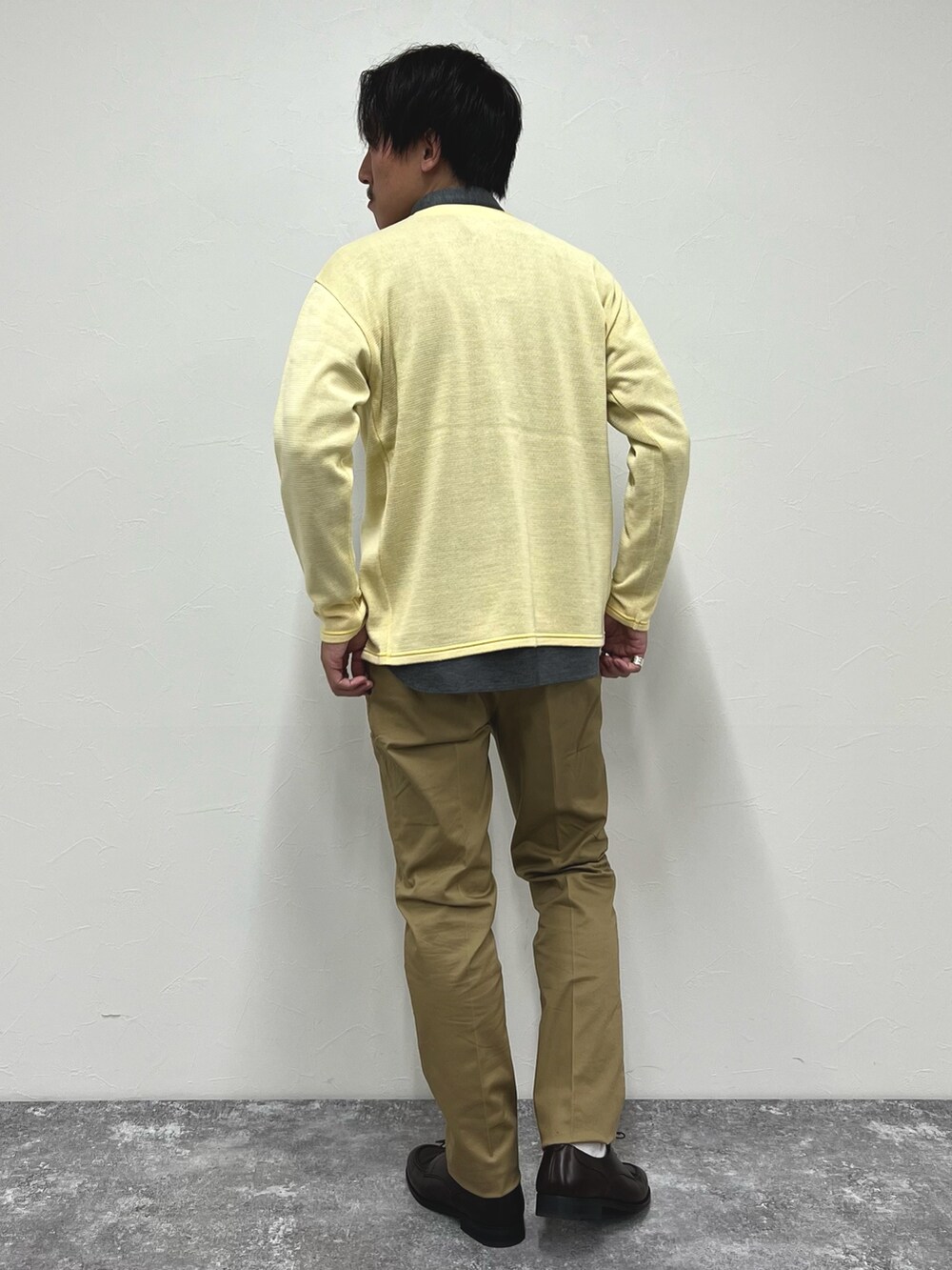 「レイヤードスタイル、秋コーデ、カーディガン、お出かけコーデ、カジュアル、カジュアルコーデ、きれいめカジュアル、休日スタイル、大人コーデ、ニット、シャツ、シンプル」｜「NOLLEY’Sの36G ハイゲージ Compact Silky モクロディ パラシュートCWシャツ（シャツ/ブラウス、グレー系）」を使った、nishiokaさん（メンズ・169cm）の秋コーディネートの6枚目の写真