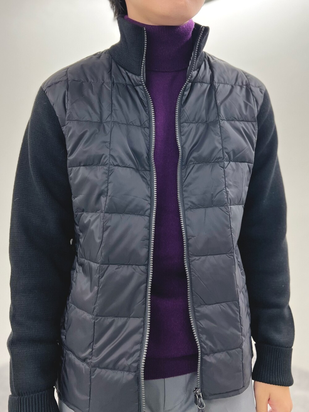 ブラック系のブルゾン、パープル系のニット/セーター、ブラック系のドレスシューズを着用したメンズの秋コーディネートの7枚目の写真