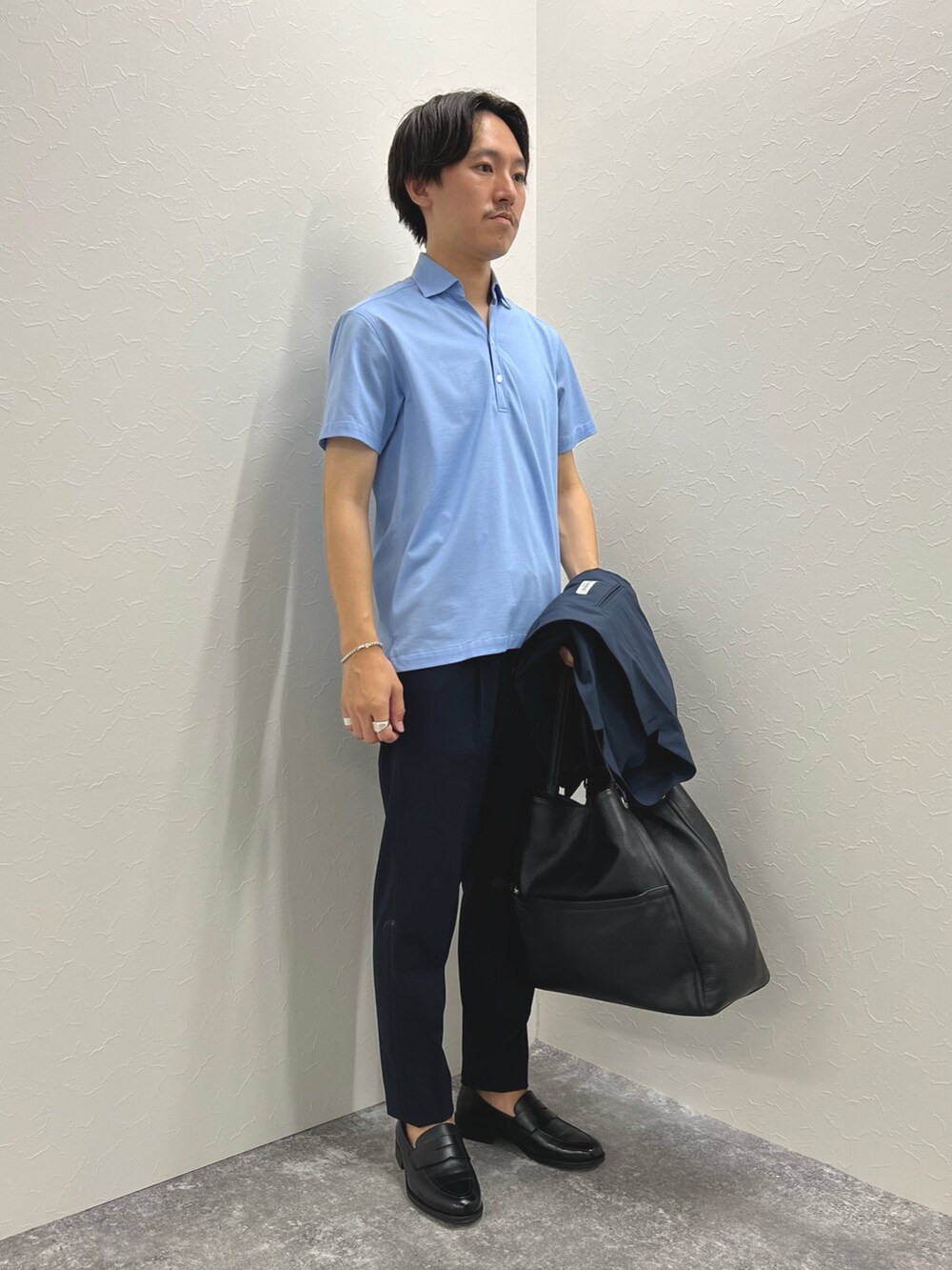 ブルー系のその他パンツ、ブルー系のポロシャツ、ブルー系のテーラードジャケットを着用したメンズの夏コーディネートの3枚目の写真