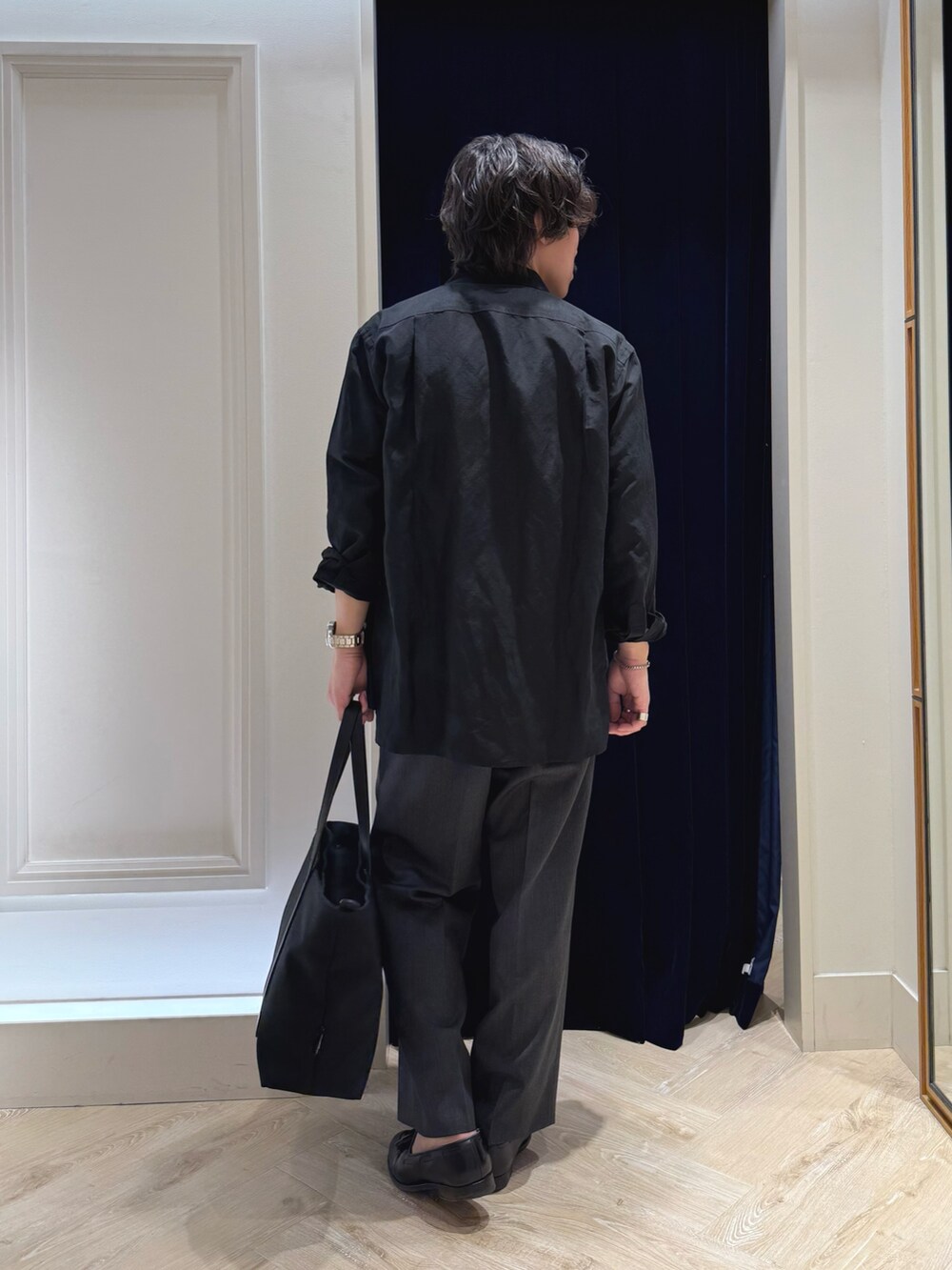 ホワイト系のTシャツ/カットソー、ブラック系のシャツ/ブラウス、ブラック系のトートバッグを着用したメンズの春コーディネートの7枚目の写真