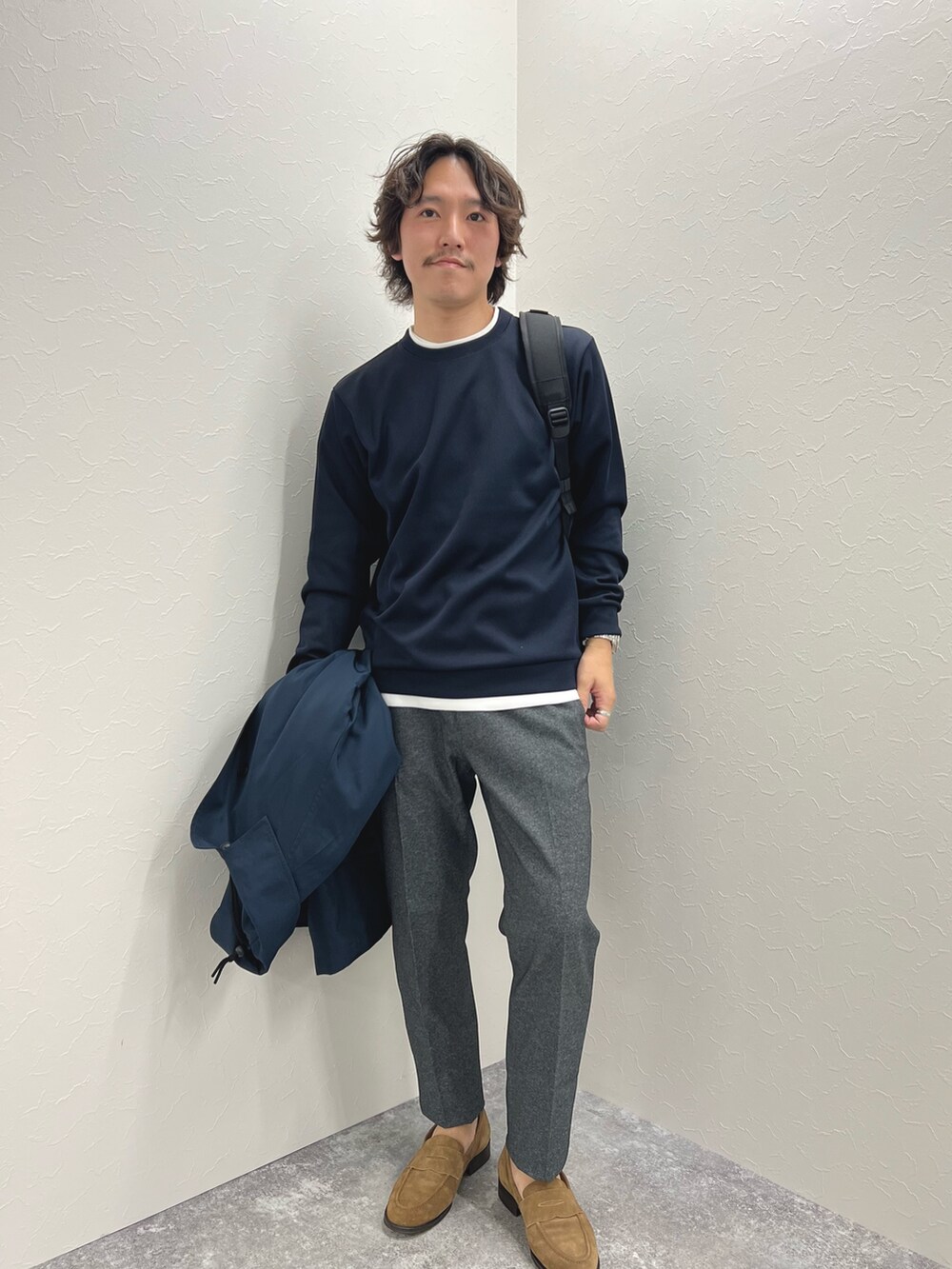 「休日スタイル、お出かけコーデ、ローファー、大人カジュアル、オトナカジュアル、ラフコーデ、春夏コーデ、春コーデ、カジュアル、カジュアルコーデ、コート、バックパック、バッグ、春アウター」|「TAIONの【TAION/タイオン】《ビジカジ対応》別注ステンカラーコート 25SS(ステンカラーコート、ブルー系)」を使った、nishiokaさん(メンズ・169cm)の春コーディネートの3枚目の写真