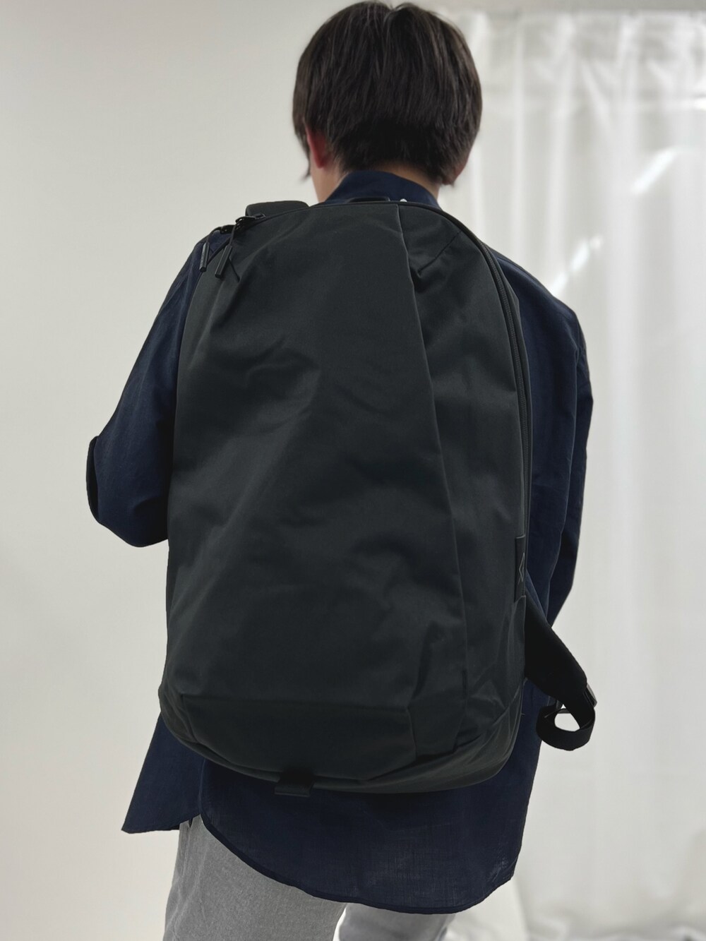 ブルー系のシャツ/ブラウス、ブラウン系のローファー、グレー系のチノパンツを着用したメンズの春コーディネートの6枚目の写真