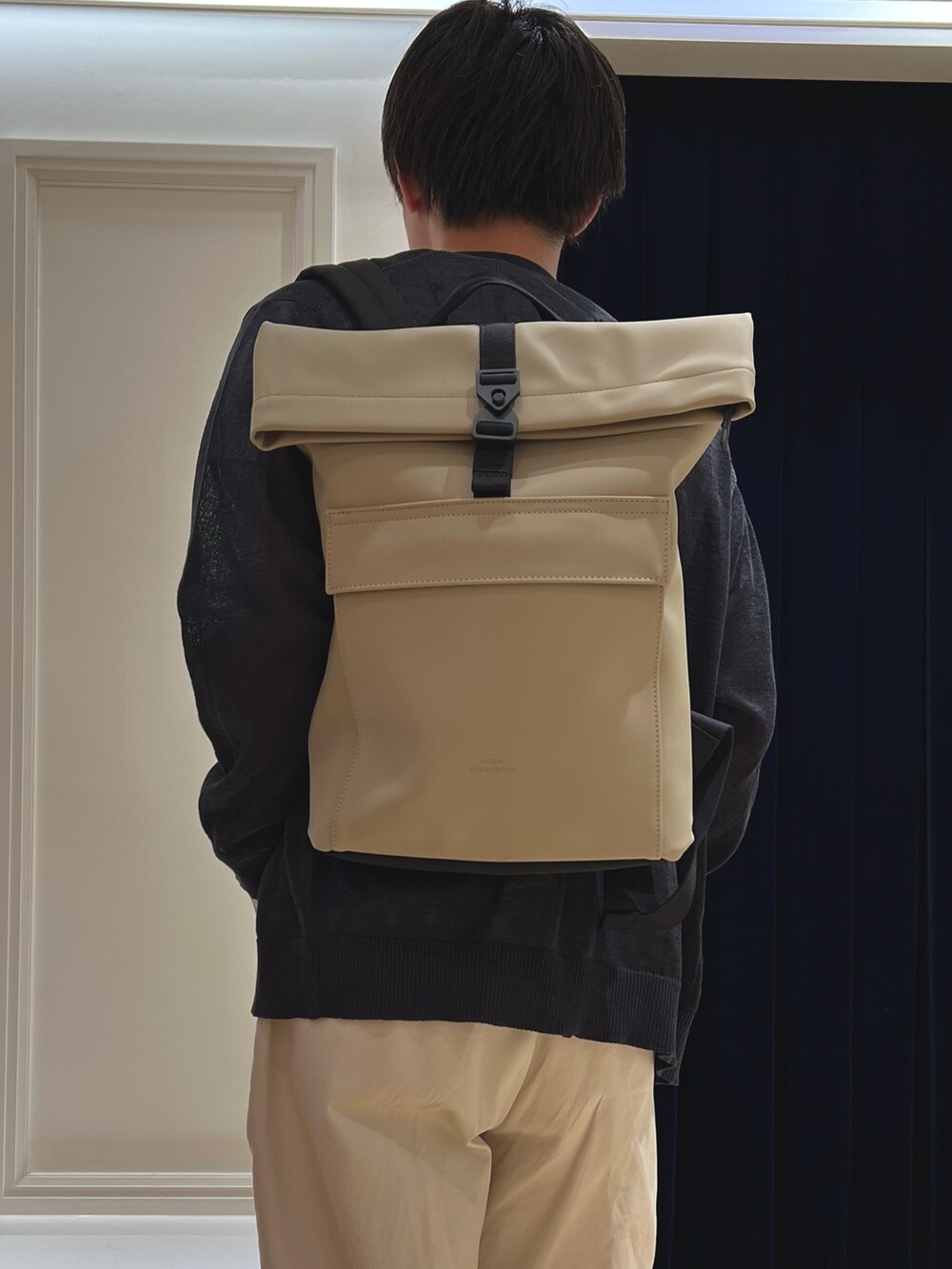 ホワイト系のTシャツ/カットソー、ブルー系のカーディガン/ボレロ、ホワイト系のバックパック/リュックを着用したメンズの春コーディネートの6枚目の写真