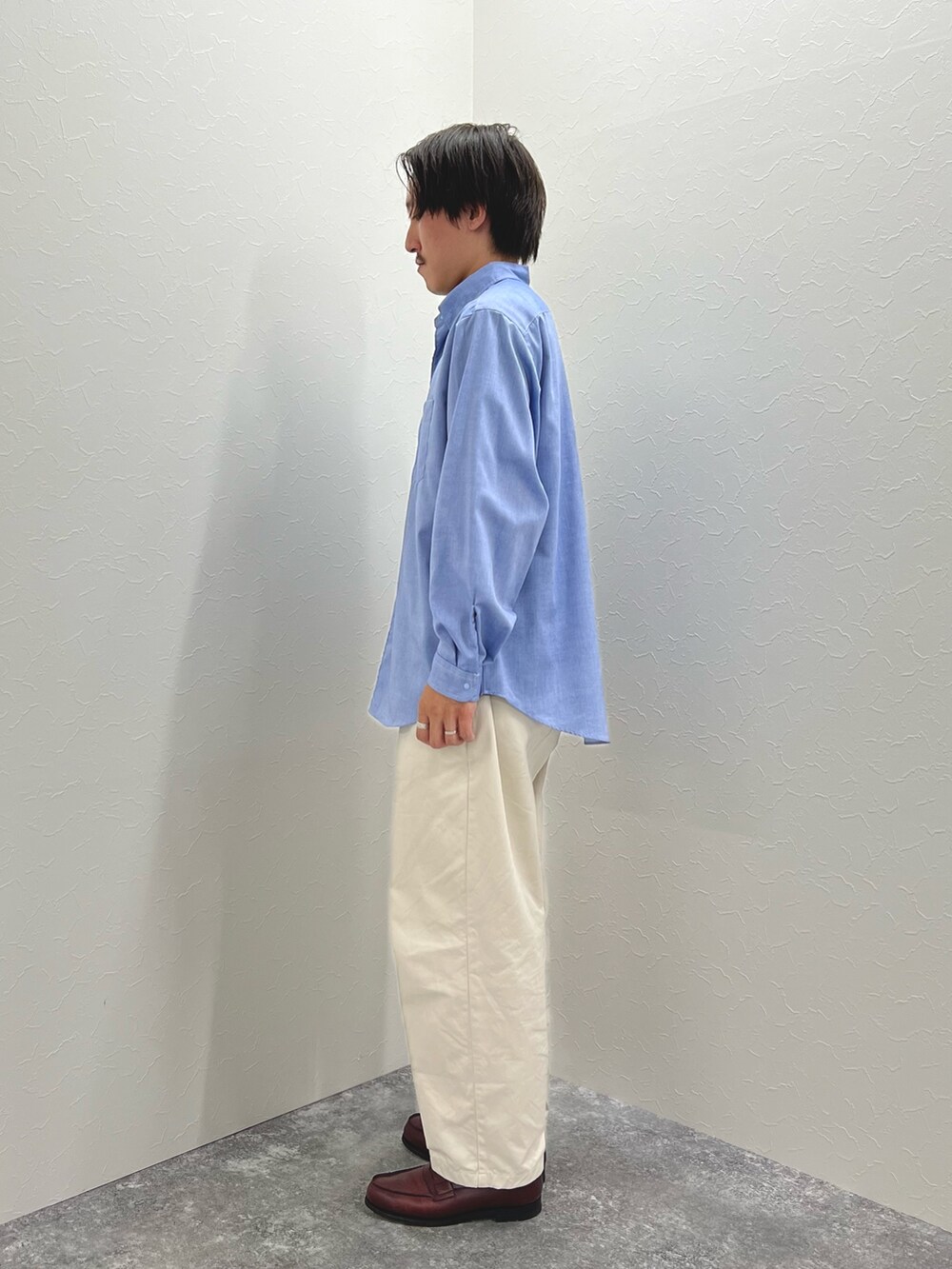 ブルー系のシャツ/ブラウス、グレー系のTシャツ/カットソー、ブラウン系のローファーを着用したメンズの夏コーディネートの7枚目の写真