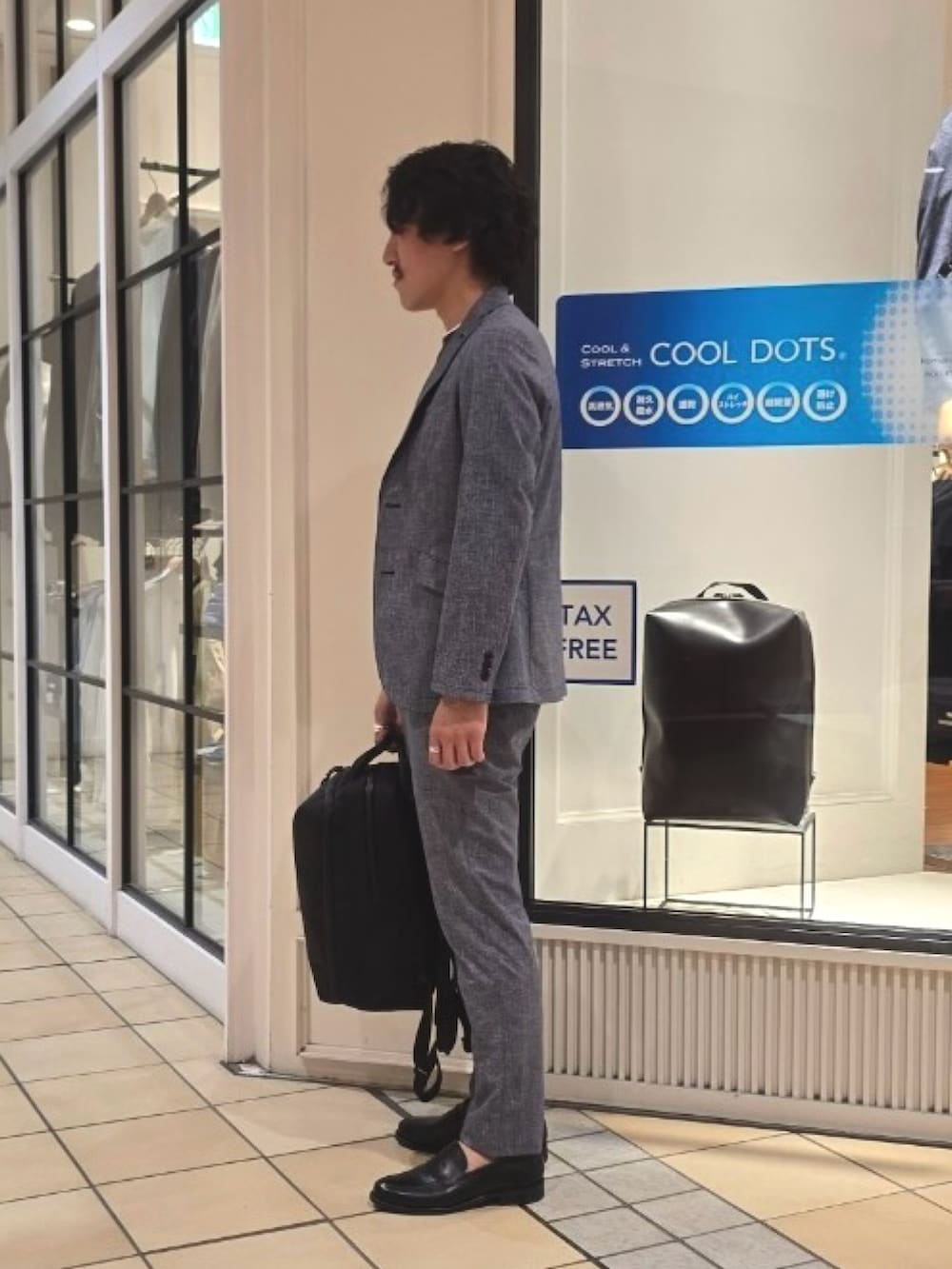 グレー系のTシャツ/カットソー、ブルー系のテーラードジャケット、ブルー系のその他パンツを着用したメンズの春コーディネートの5枚目の写真