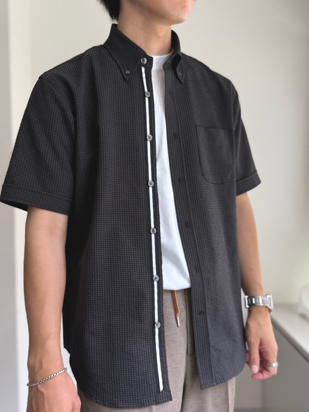 「半袖シャツ、サンダル、シャツスタイル、お出かけコーデ、休日スタイル、シンプルコーデ、夏、大人カジュアル、オトナカジュアル、カジュアル、カジュアルコーデ、きれいめカジュアル、ラフ、リラックススタイル」｜「NOLLEY’Sの《ビジカジ対応》【EVALET】吸水速乾 2WAYストレッチ サッカーギンガムテープBD 25SS（シャツ/ブラウス、グレー系）」を使った、nishiokaさん（メンズ・169cm）の夏コーディネートの4枚目の写真