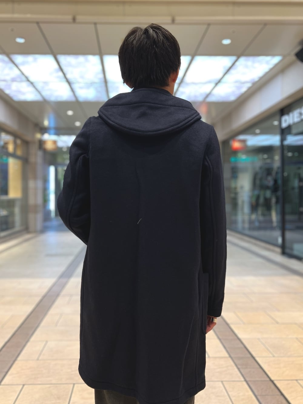 ブルー系のネクタイ、ブルー系のテーラードジャケット、ブルー系のダッフルコートを着用したメンズの冬コーディネートの4枚目の写真