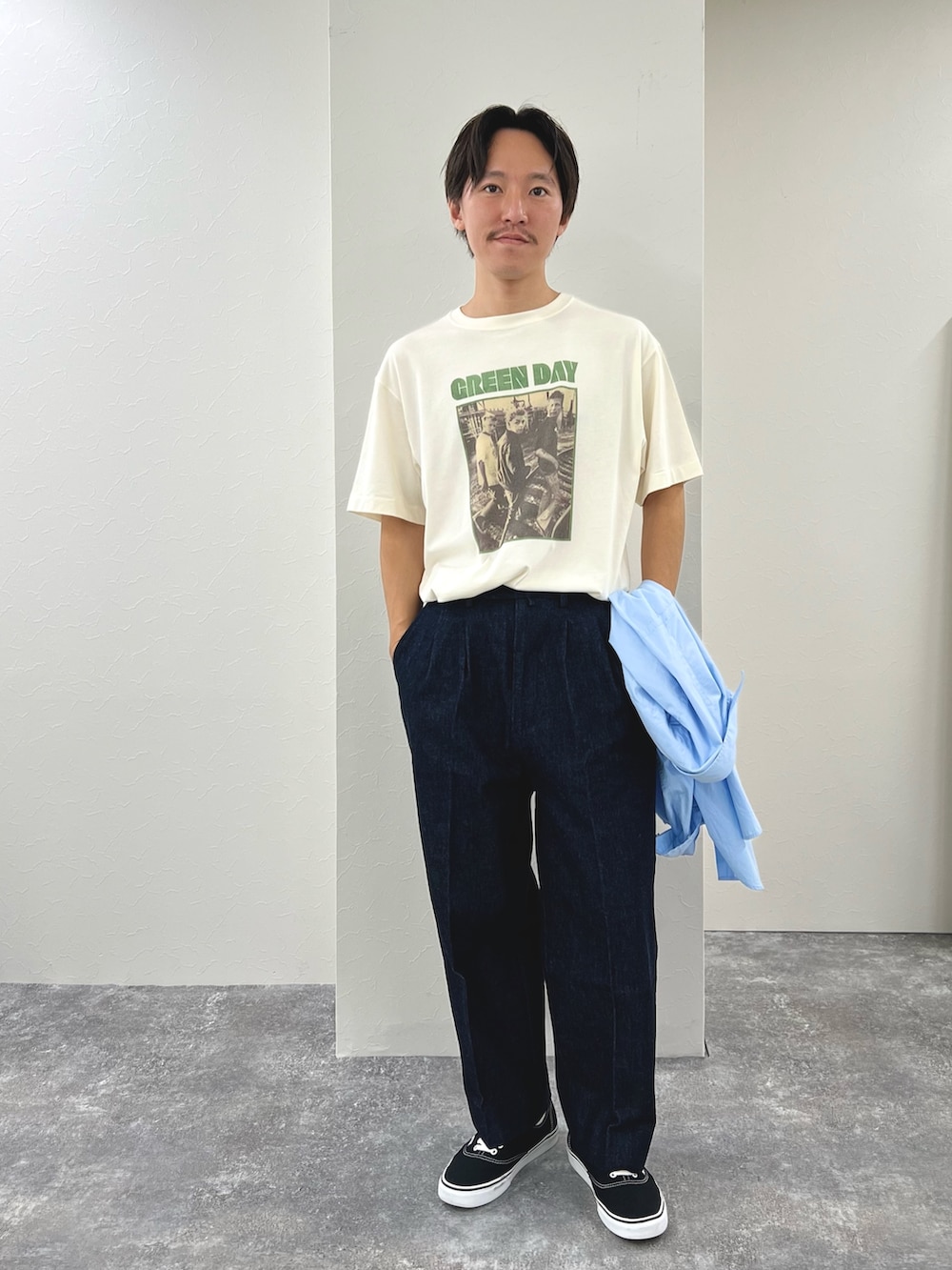 ホワイト系のTシャツ/カットソー、ブラック系のスニーカー、ブルー系のシャツ/ブラウスを着用したメンズの冬コーディネートの5枚目の写真