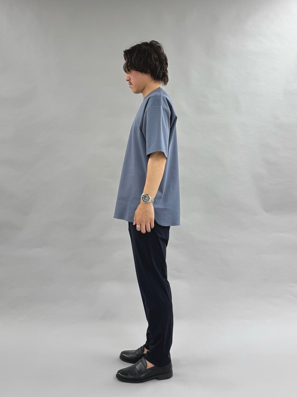 ブルー系のTシャツ/カットソー、ブラック系のローファーを着用したメンズの春コーディネートの5枚目の写真