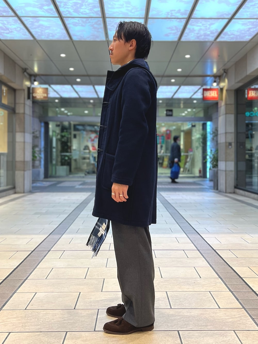 ブルー系のネクタイ、ブルー系のテーラードジャケット、ブルー系のダッフルコートを着用したメンズの冬コーディネートの3枚目の写真