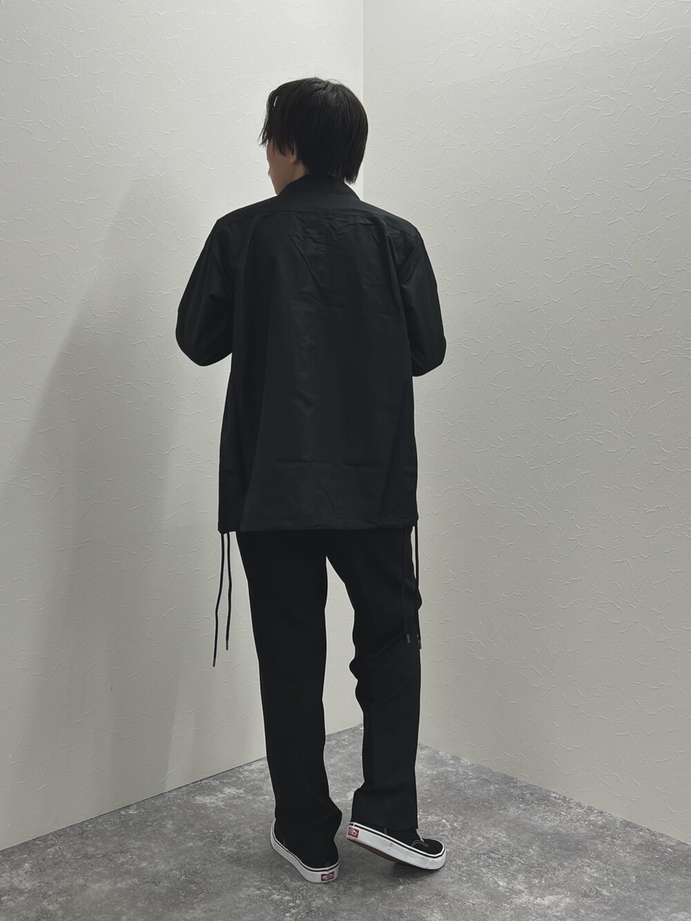 ブラック系のシャツ/ブラウス、ホワイト系のTシャツ/カットソーを着用したメンズの秋コーディネートの5枚目の写真