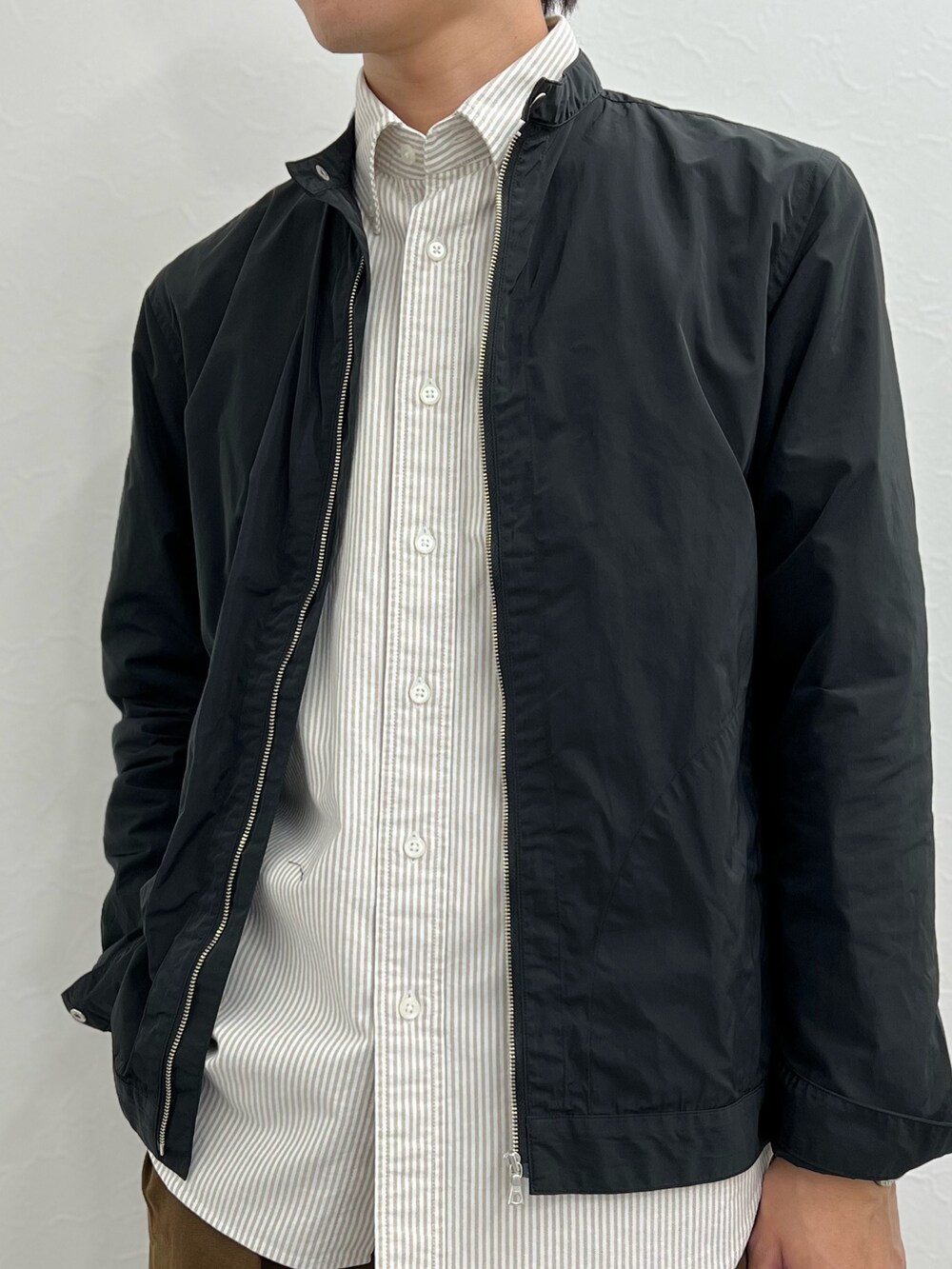 ブラック系のシャツ/ブラウス、ベージュ系のシャツ/ブラウス、ブラック系のトートバッグを着用したメンズの秋コーディネートの3枚目の写真