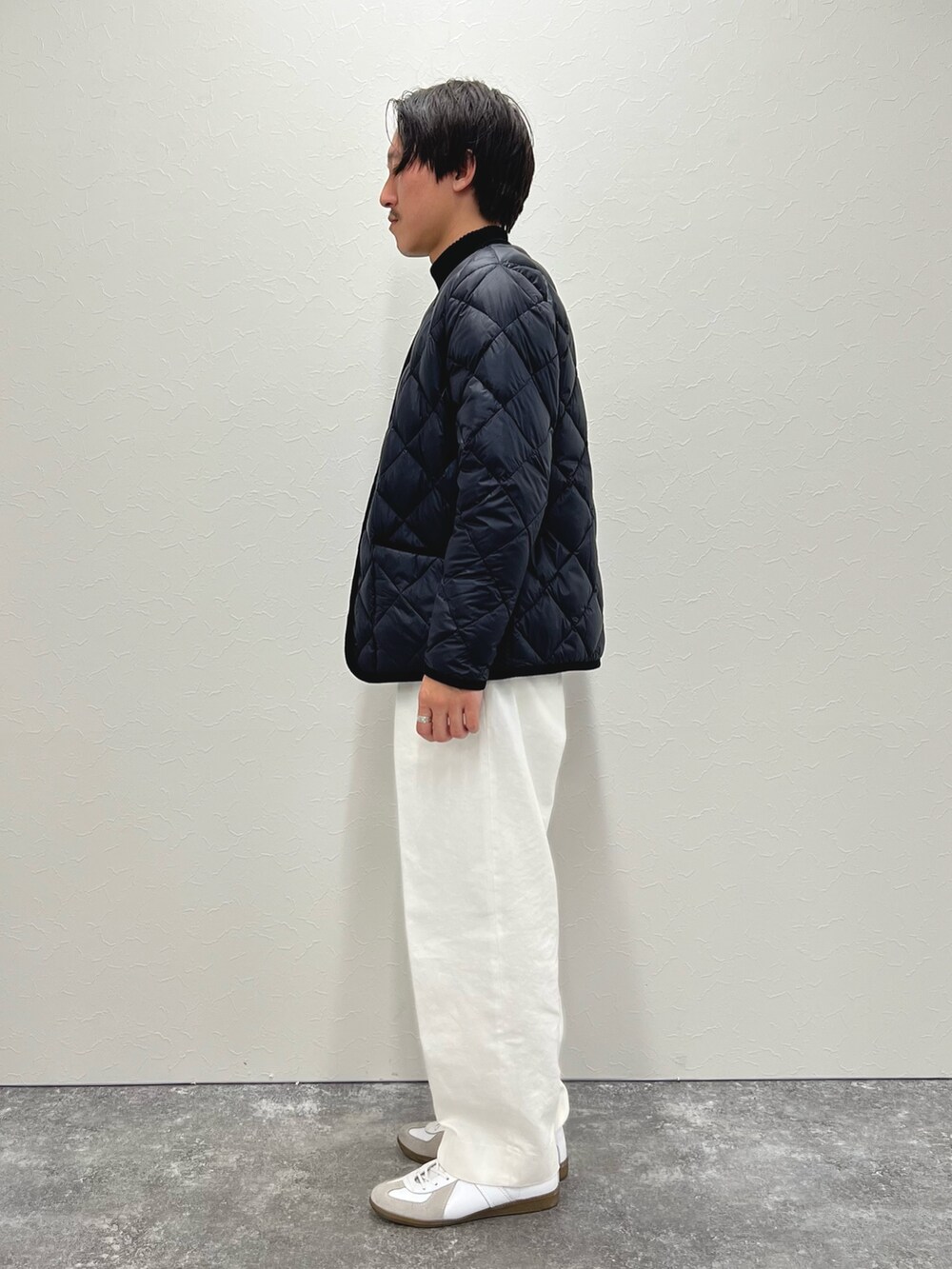 ブラック系のニット/セーター、ブラック系のダウンジャケット/コートを着用したメンズの冬コーディネートの6枚目の写真