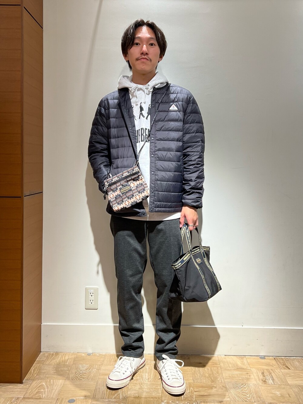 「重ね着ベストシーズン、休日スタイル、スニーカー、ストリート、モノトーン、レイヤードスタイル、スウェット、パーカー、アウトドアコーデ、インナーダウン、スニーカーコーデ、カジュアル、お洒落さんとつながりたい」|「PENDLETONの【PENDLETON/ ペンドルトン】LOGOTAPE MINITOTE 233029(トートバッグ、ブラック系)」を使った、nishiokaさん(メンズ・169cm)の秋コーディネートの5枚目の写真
