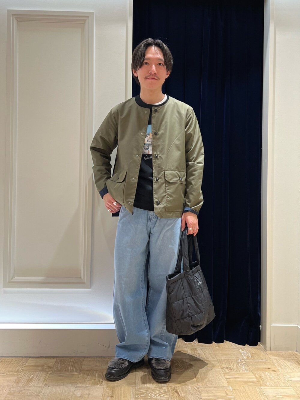 「お出かけコーデ、デニム、ワイドパンツ、シンプルコーデ、レイヤードスタイル、春色、今日のコーデ、カジュアル、カジュアルコーデ、スウェット、トートバッグ、デニムパンツ、春コーデ、24ssトレンド、ミリタリー」｜「TAIONの【TAION/タイオン】NON DOWN MILITARY CN CD クルーネックカーディガン（シャツ/ブラウス、グリーン系）」を使った、nishiokaさん（メンズ・169cm）の冬コーディネートの2枚目の写真