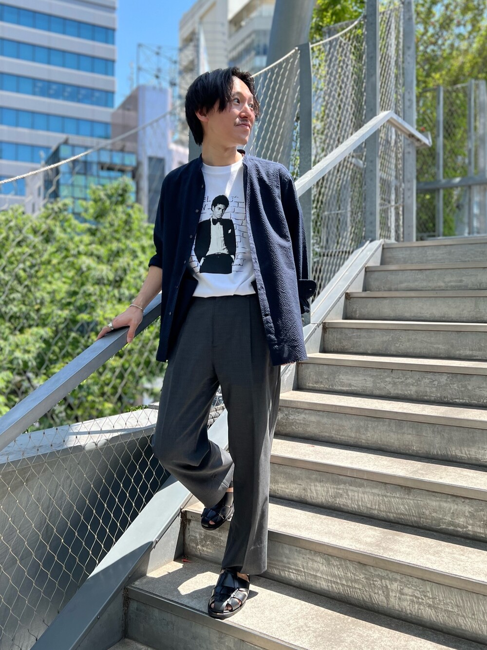ブルー系のシャツ/ブラウス、ホワイト系のTシャツ/カットソー、ブラック系のサンダルを着用したメンズの春コーディネートの3枚目の写真