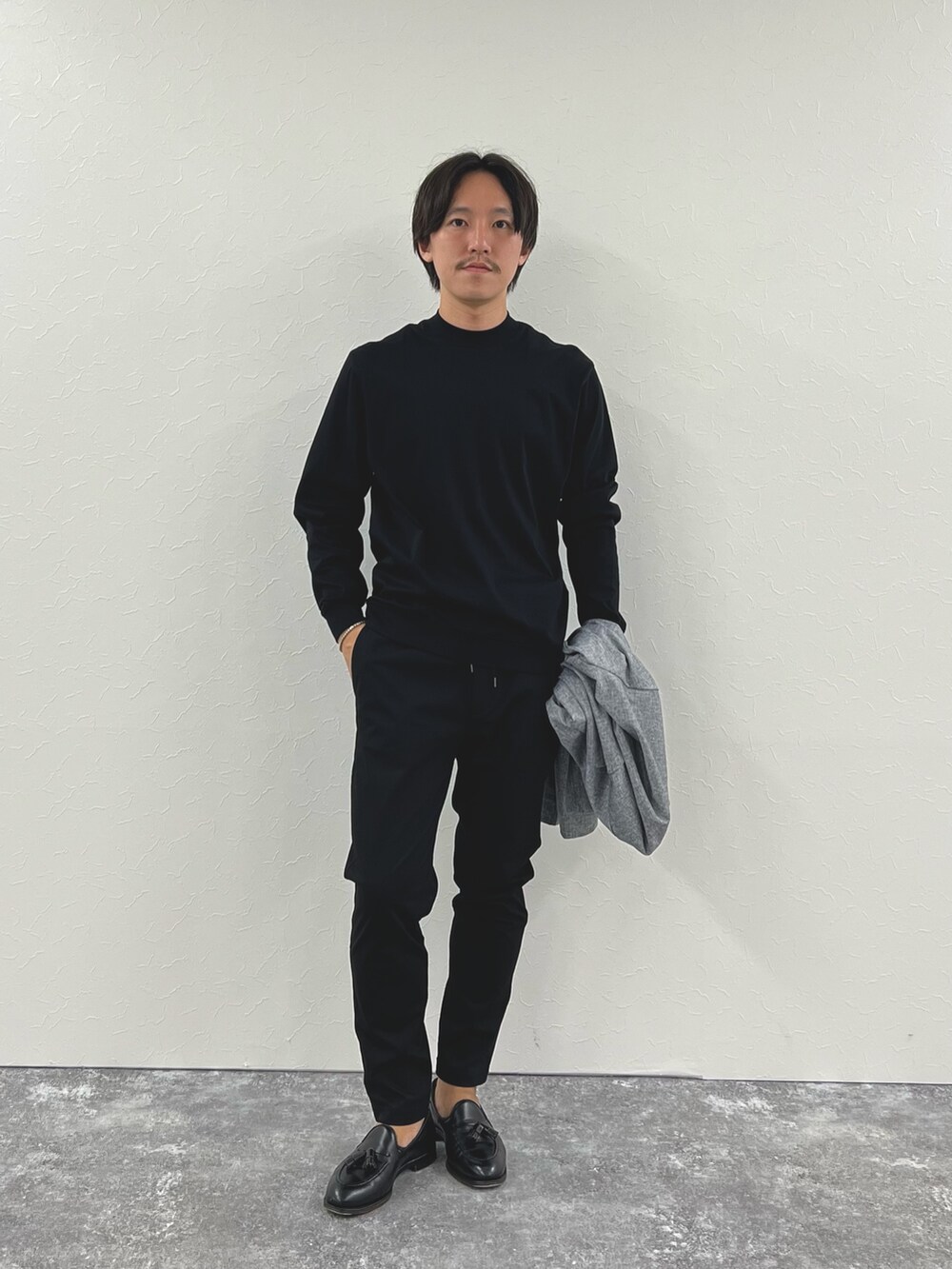 グレー系のカーディガン/ボレロ、ブラック系のTシャツ/カットソー、ブラック系のその他パンツを着用したメンズの夏コーディネートの4枚目の写真