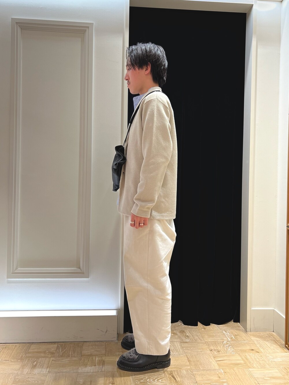 ベージュ系のカーディガン/ボレロ、ブルー系のシャツ/ブラウス、ブラック系のショルダーバッグを着用したメンズの冬コーディネートの3枚目の写真