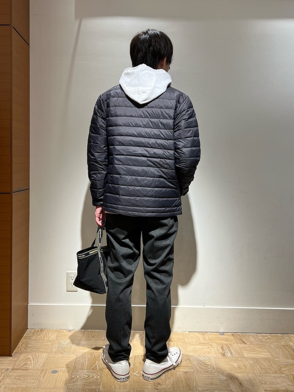 「重ね着ベストシーズン、休日スタイル、スニーカー、ストリート、モノトーン、レイヤードスタイル、スウェット、パーカー、アウトドアコーデ、インナーダウン、スニーカーコーデ、カジュアル、お洒落さんとつながりたい」|「PENDLETONの【PENDLETON/ ペンドルトン】LOGOTAPE MINITOTE 233029(トートバッグ、ブラック系)」を使った、nishiokaさん(メンズ・169cm)の秋コーディネートの4枚目の写真