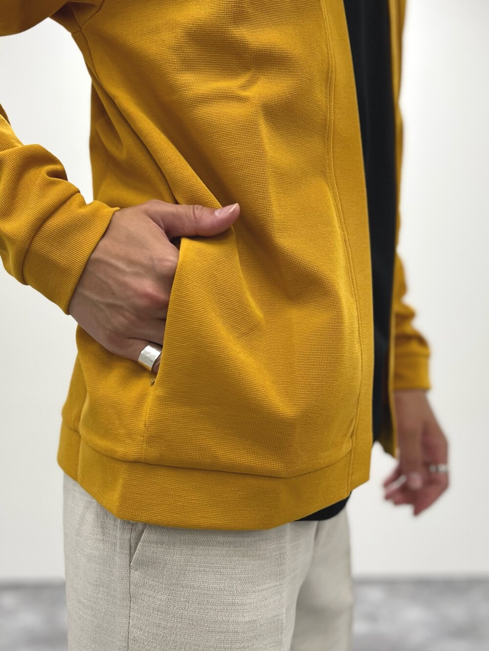 イエロー系のカーディガン/ボレロ、ブラック系のTシャツ/カットソー、ホワイト系のその他パンツを着用したメンズの夏コーディネートの6枚目の写真