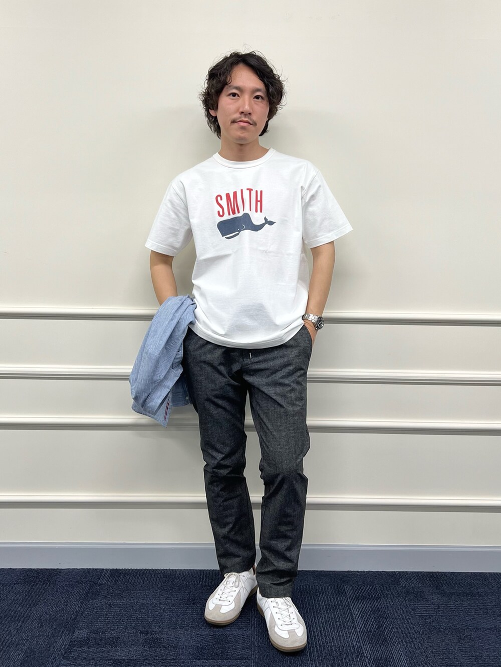 「大人コーデ、休日コーデ、シンプルコーデ、30代コーデ、シャツスタイル、プリントT、スニーカー、きれいめカジュアル、カジュアル、カジュアルコーデ、春コーデ、春夏コーデ、夏コーデ」｜「NOLLEY’Sの綿麻パラシュートボタン 7分袖シャツ（シャツ/ブラウス、ブルー系）」を使った、nishiokaさん（メンズ・169cm）の冬コーディネートの4枚目の写真
