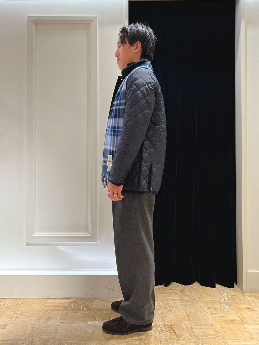 ブルー系のブルゾン、ブルー系のネクタイ、ブルー系のニット/セーターを着用したメンズの冬コーディネートの3枚目の写真