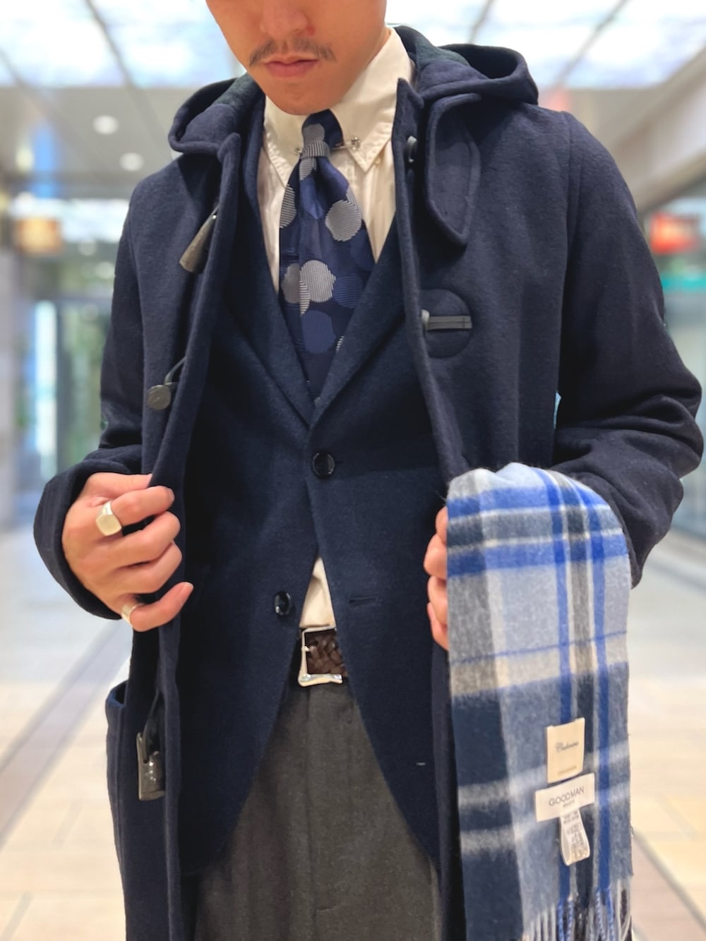 ブルー系のネクタイ、ブルー系のテーラードジャケット、ブルー系のダッフルコートを着用したメンズの冬コーディネートの6枚目の写真
