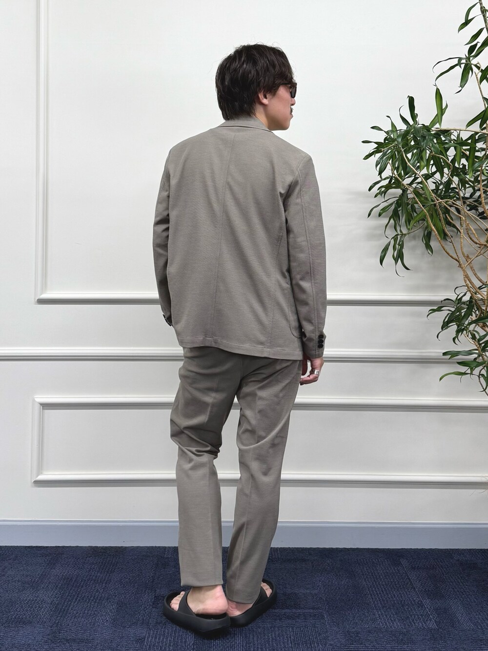 ベージュ系のテーラードジャケット、ベージュ系のその他パンツ、ホワイト系のTシャツ/カットソーを着用したメンズの夏コーディネートの6枚目の写真