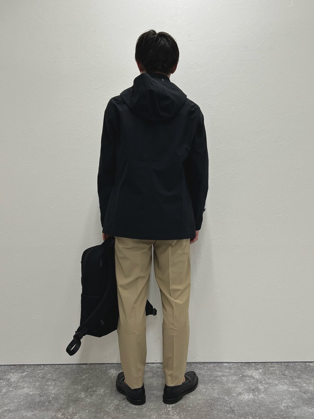 ブラック系のブルゾン、ホワイト系のシャツ/ブラウス、ベージュ系のその他パンツを着用したメンズの冬コーディネートの5枚目の写真