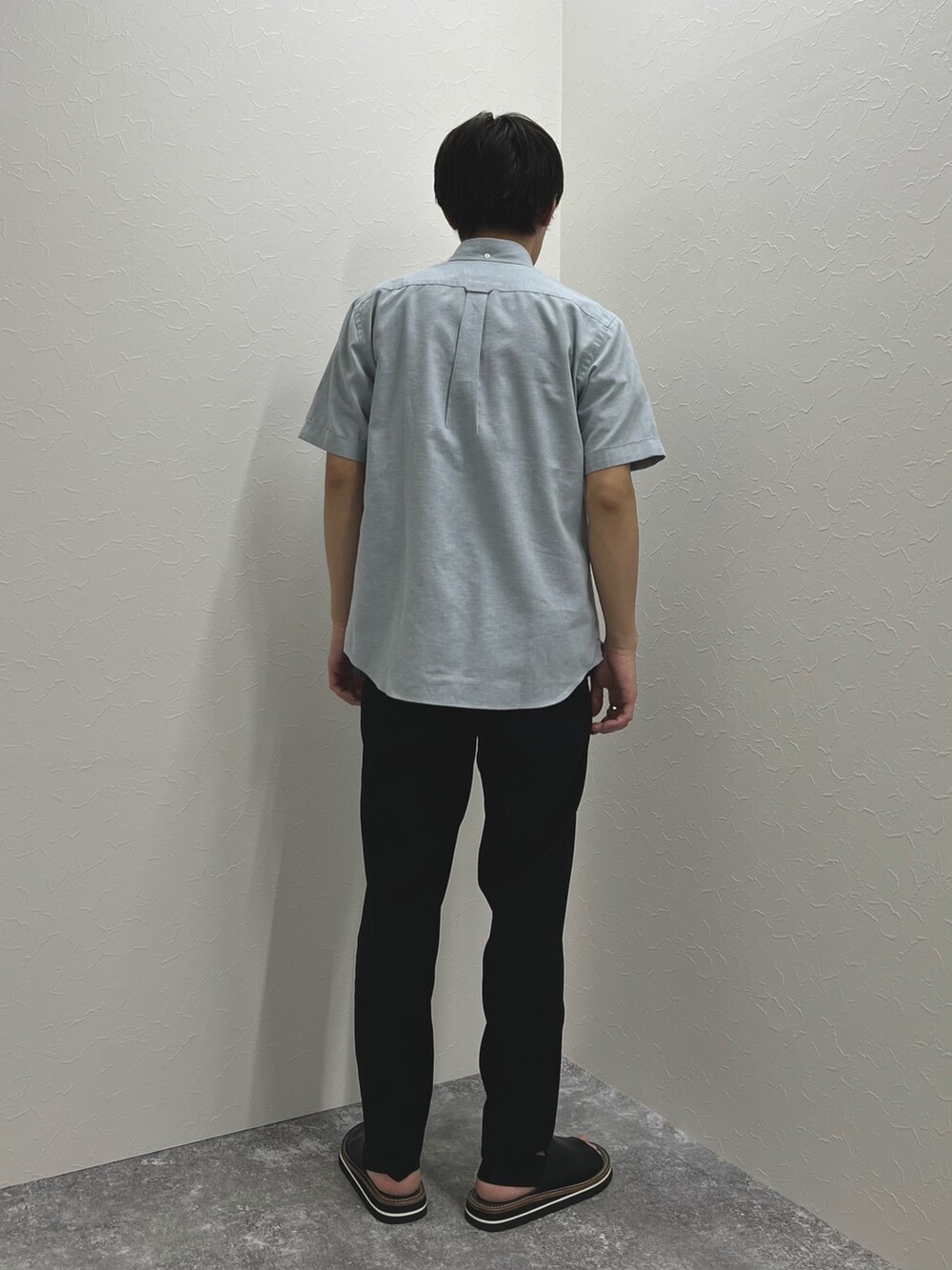 ブルー系のシャツ/ブラウス、ブラック系のその他パンツ、ブラック系のサンダルを着用したメンズの春コーディネートの6枚目の写真