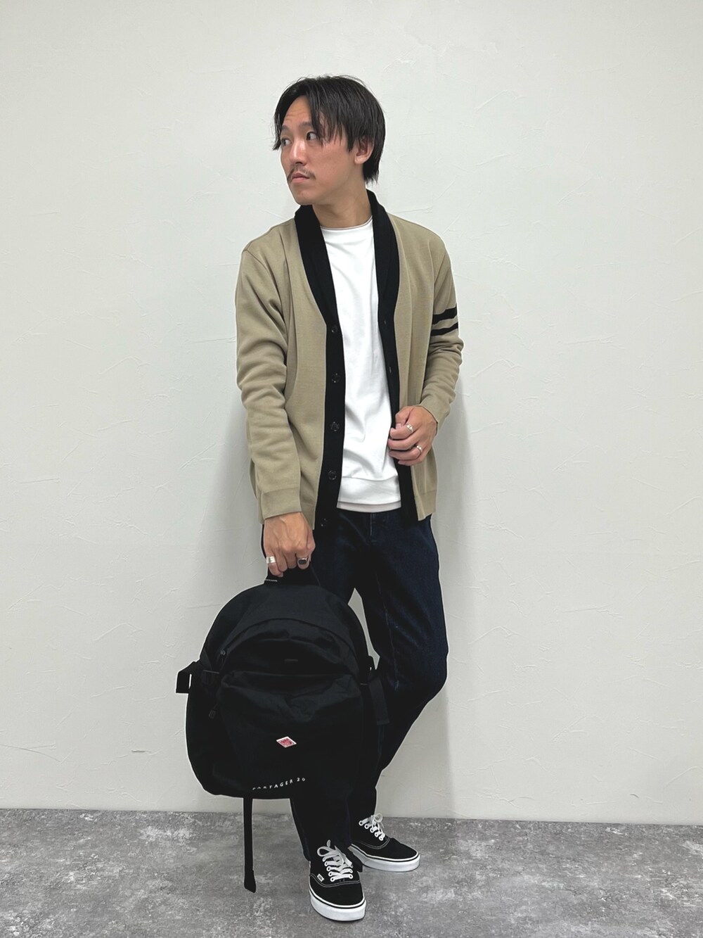 「ブラウン、デートコーデ、ロンT、休日スタイル、カーディガン、秋コーデ、デニム、秋服、メンズファッション、シンプル、きれいめカジュアル、カジュアル、バックパック」｜「NOLLEY’Sの配色ショールカラーカーディガン（カーディガン/ボレロ、ベージュ系）」を使った、nishiokaさん（メンズ・169cm）の秋コーディネートの2枚目の写真