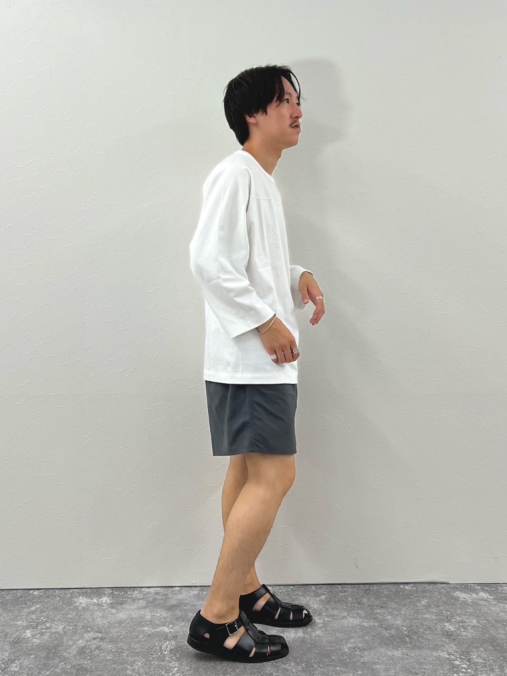 「フェススタイル、夏コーデ、ショートパンツ、サンダル、シンプル、ハーフパンツ、白Tシャツ、休日スタイル、休日コーデ、Tシャツ、シンプルスタイル、フットボールTシャツ」｜「NOLLEY’Sの《水陸両用》クジラ バーサタイルナイロンショーツ（その他パンツ、グレー系）」を使った、nishiokaさん（メンズ・169cm）の夏コーディネートの5枚目の写真