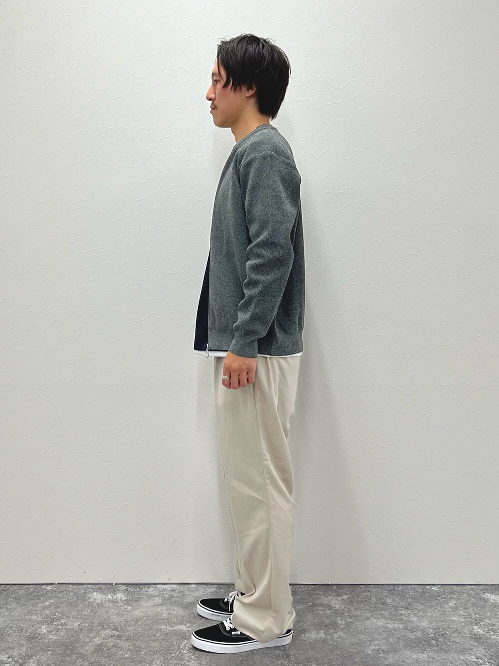 グレー系のカーディガン/ボレロ、ブルー系のTシャツ/カットソー、ベージュ系のその他パンツを着用したメンズの秋コーディネートの4枚目の写真