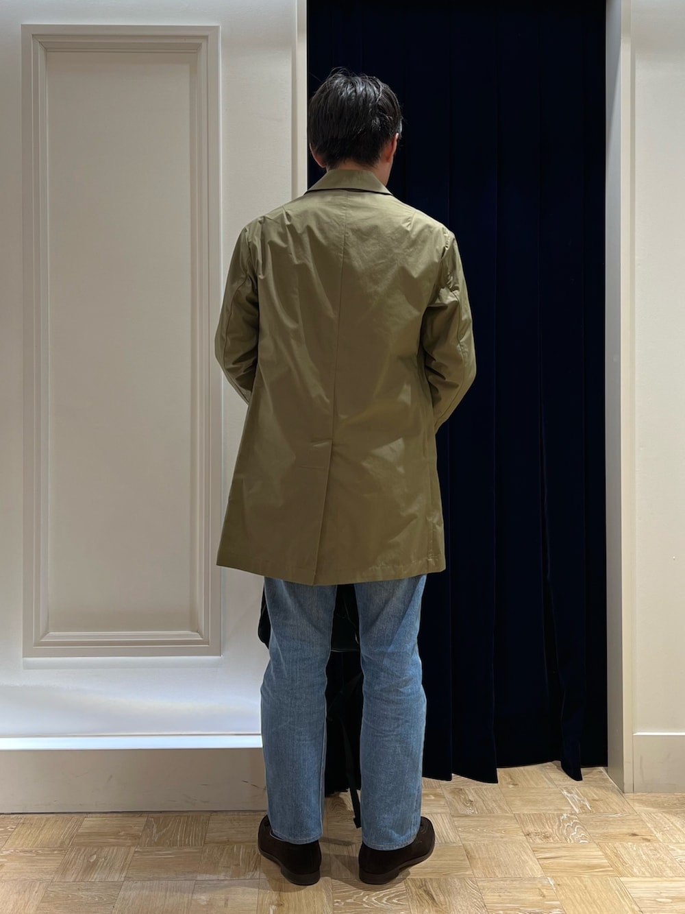 ベージュ系のシャツ/ブラウス、グリーン系のステンカラーコート、ブラック系のバックパック/リュックを着用したメンズの冬コーディネートの4枚目の写真