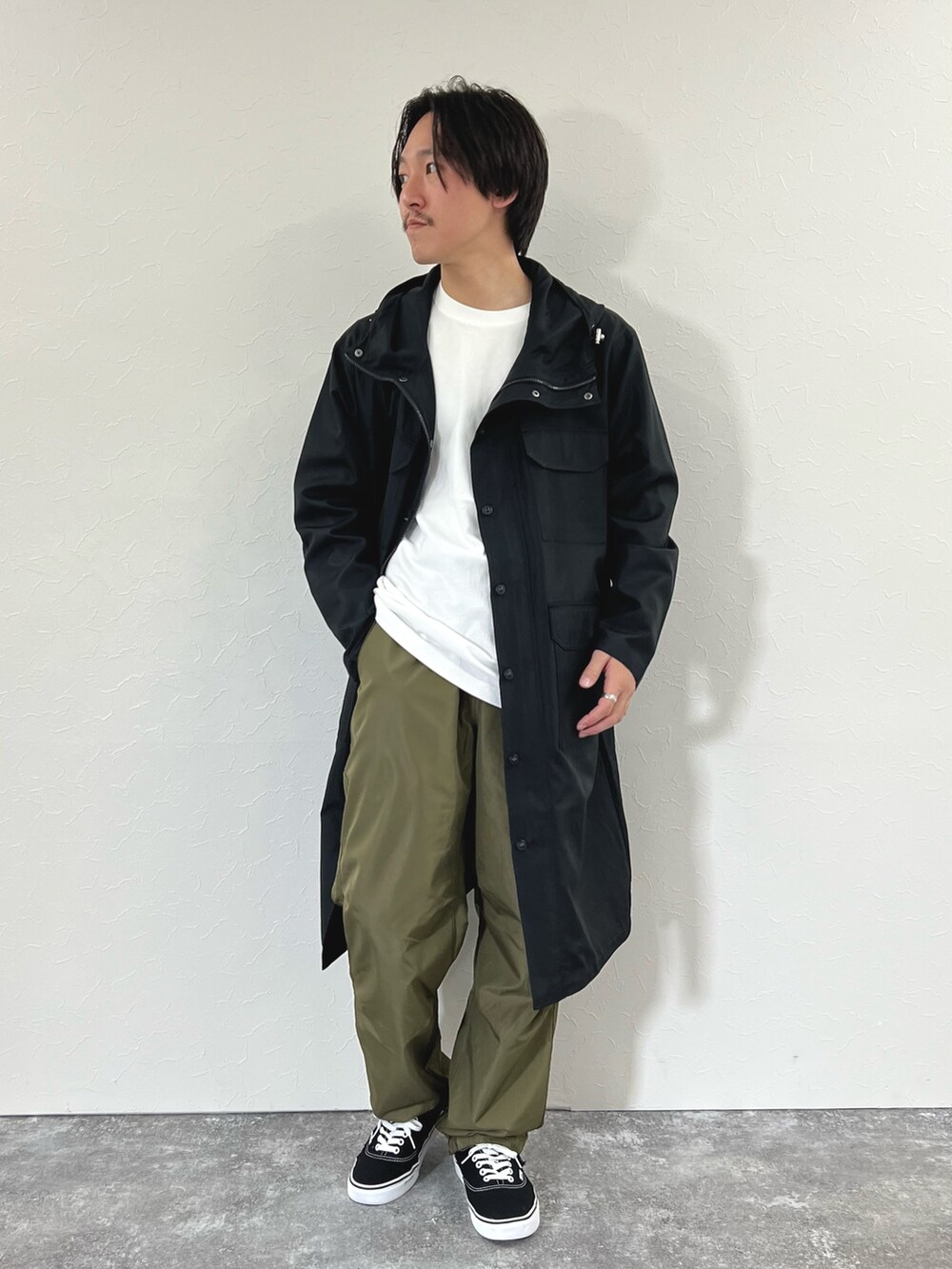 「シンプルコーデ、メンズファッション、大人カジュアル、シンプル、ラフコーデ、低身長、ミリタリージャケット、春、休日コーデ、ラフ、スニーカー、カジュアル、カジュアルコーデ、コート、低身長コーデ」｜「TAIONの【TAION/タイオン】ノンダウン ミリタリー ロングフードコート（モッズコート、ブラック系）」を使った、nishiokaさん（メンズ・169cm）の冬コーディネートの3枚目の写真