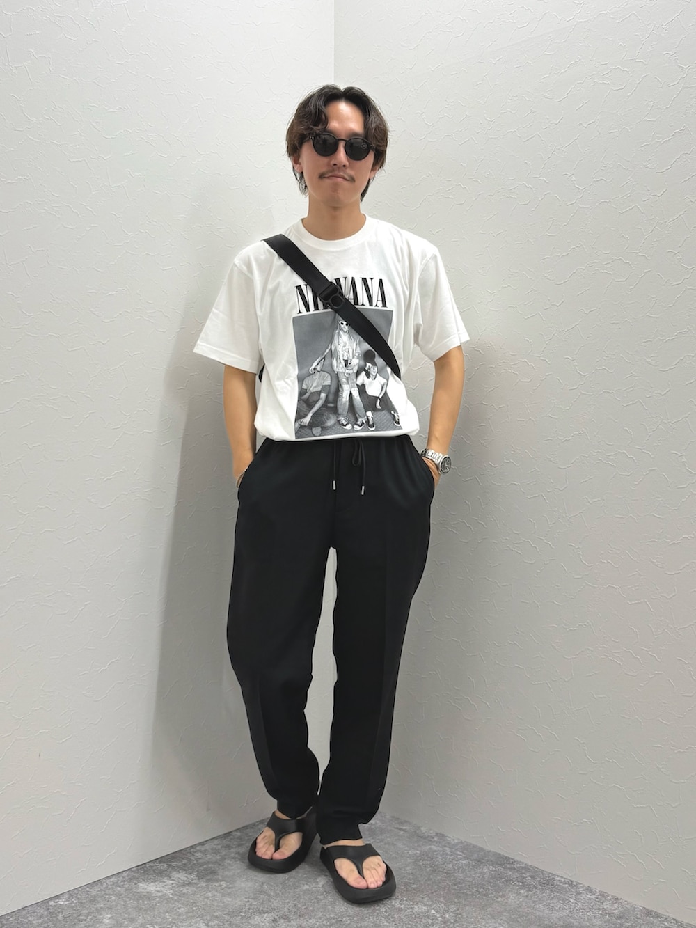 「サンダル、夏コーデ、白Tシャツ、サングラス、Tシャツ、ショルダーバッグ、ブラックコーデ、カジュアルコーデ、夏、お出かけコーデ、シンプルコーデ、モノトーン、モノトーンコーデ」|「GOOD ROCK SPEEDの【GOOD ROCK SPEED】別注 NIRVANA / ニルヴァーナ プリントTシャツ(Tシャツ/カットソー、ホワイト系)」を使った、nishiokaさん(メンズ・169cm)の夏コーディネートの2枚目の写真