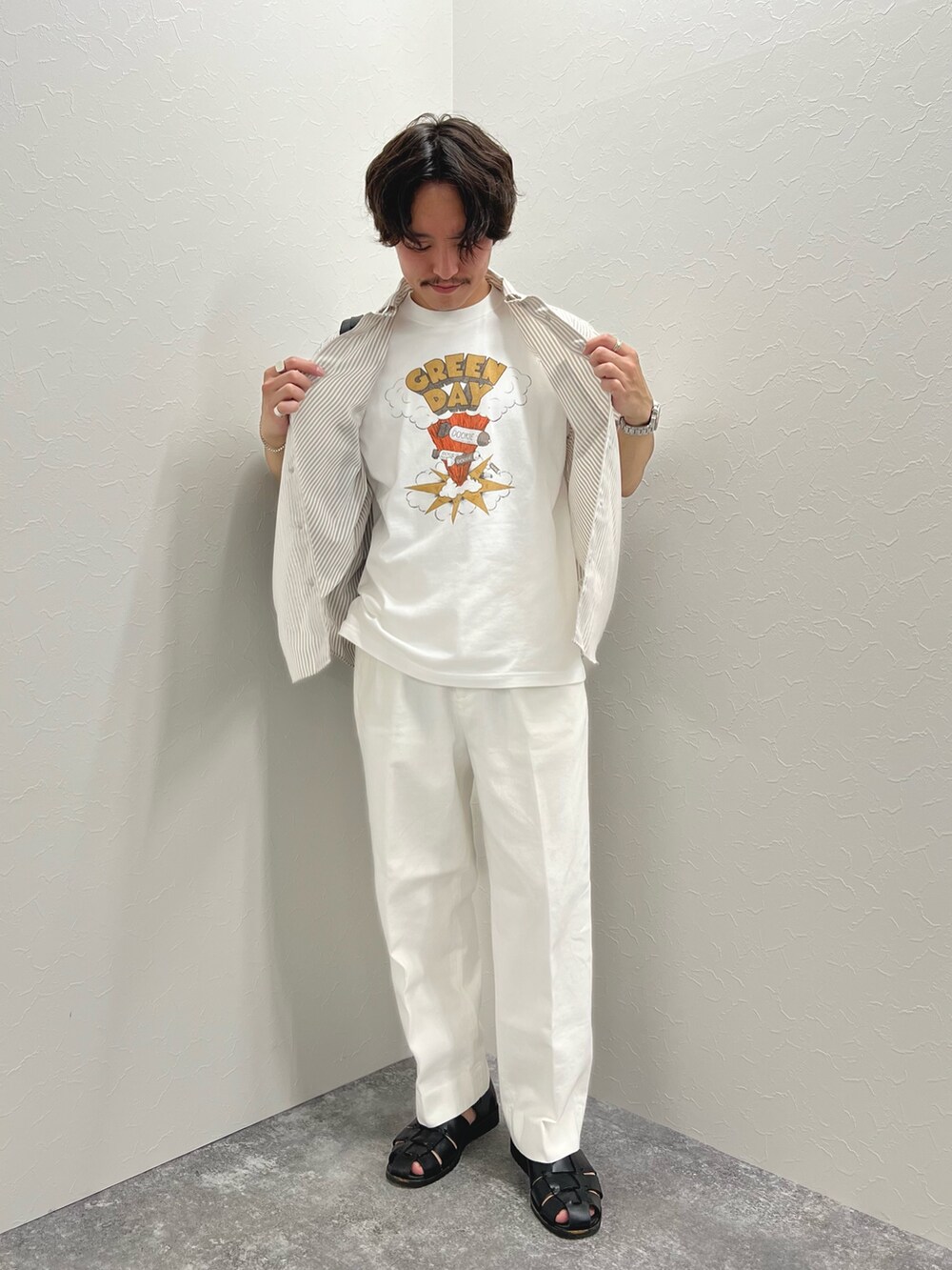 ホワイト系のTシャツ/カットソー、ブラック系のバックパック/リュック、ホワイト系のデニムパンツを着用したメンズの春コーディネートの3枚目の写真