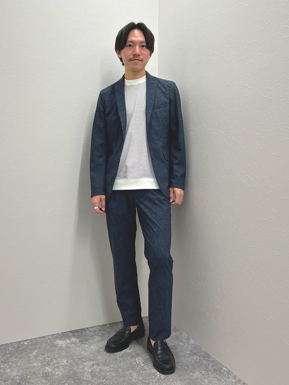 ブルー系のその他パンツ、ホワイト系のTシャツ/カットソー、ブルー系のテーラードジャケットを着用したメンズの春コーディネートの3枚目の写真