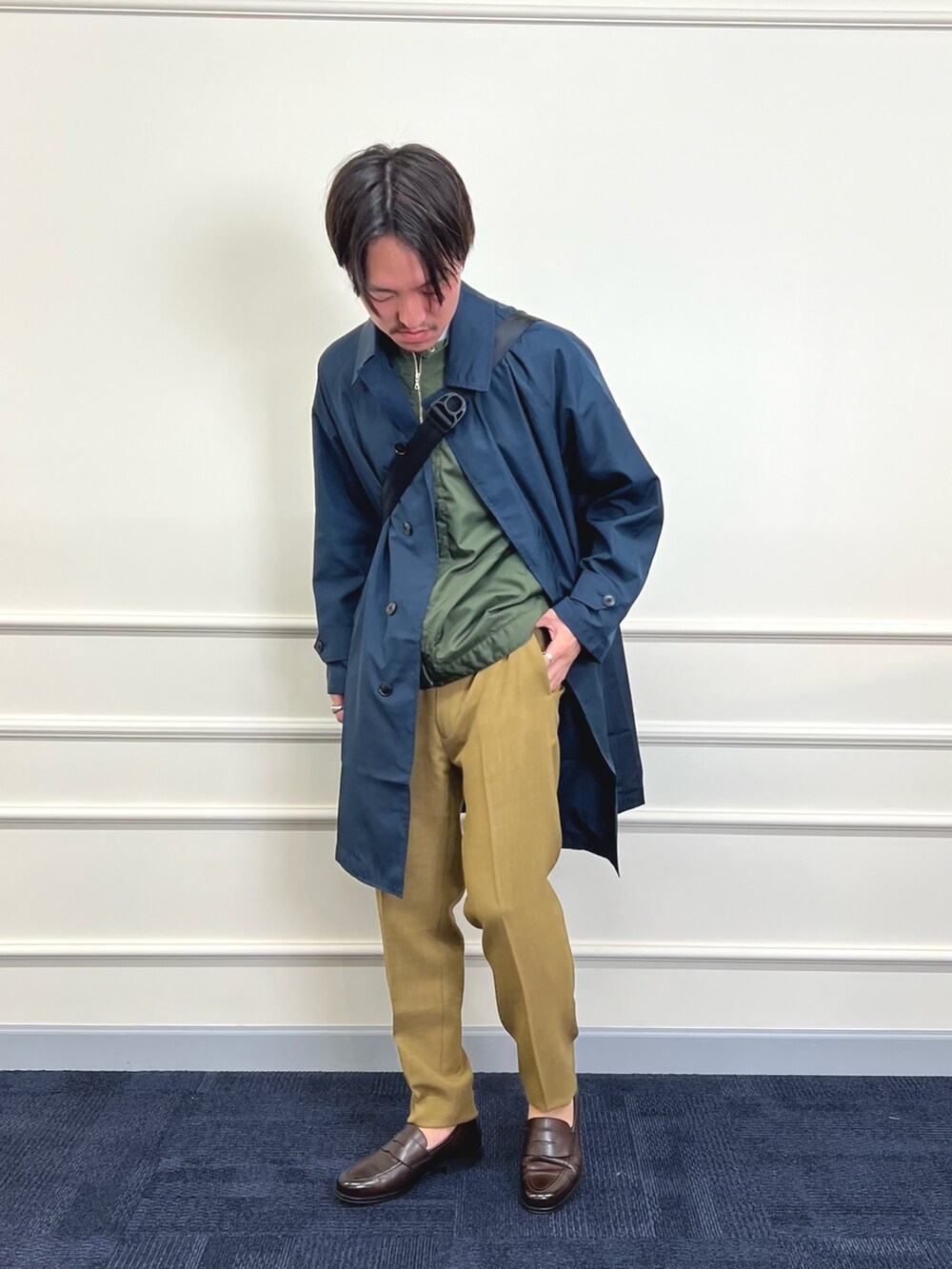「カラーパンツ、デートコーデ、スポーツミックス、春コーデ、ローファー、春服みてみて、レイヤードスタイル、お出かけコーデ、シンプルコーデ、春アウター、大人カジュアル、カジュアルコーデ、春、春服、ナイロンジャケット」|「TAIONの【TAION/タイオン】《限定展開 / ビジカジ対応》別注NON DOWN BAL COLLAR COAT ステンカラー バルカラーコート(ステンカラーコート、ブルー系)」を使った、nishiokaさん(メンズ・169cm)の春コーディネートの3枚目の写真