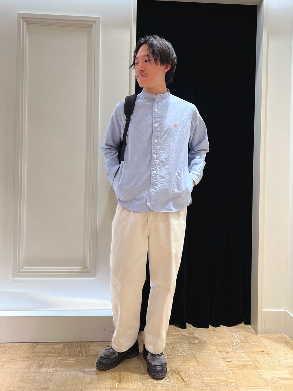 ブラック系のバックパック/リュック、ブルー系のシャツ/ブラウスを着用したメンズの冬コーディネートの2枚目の写真