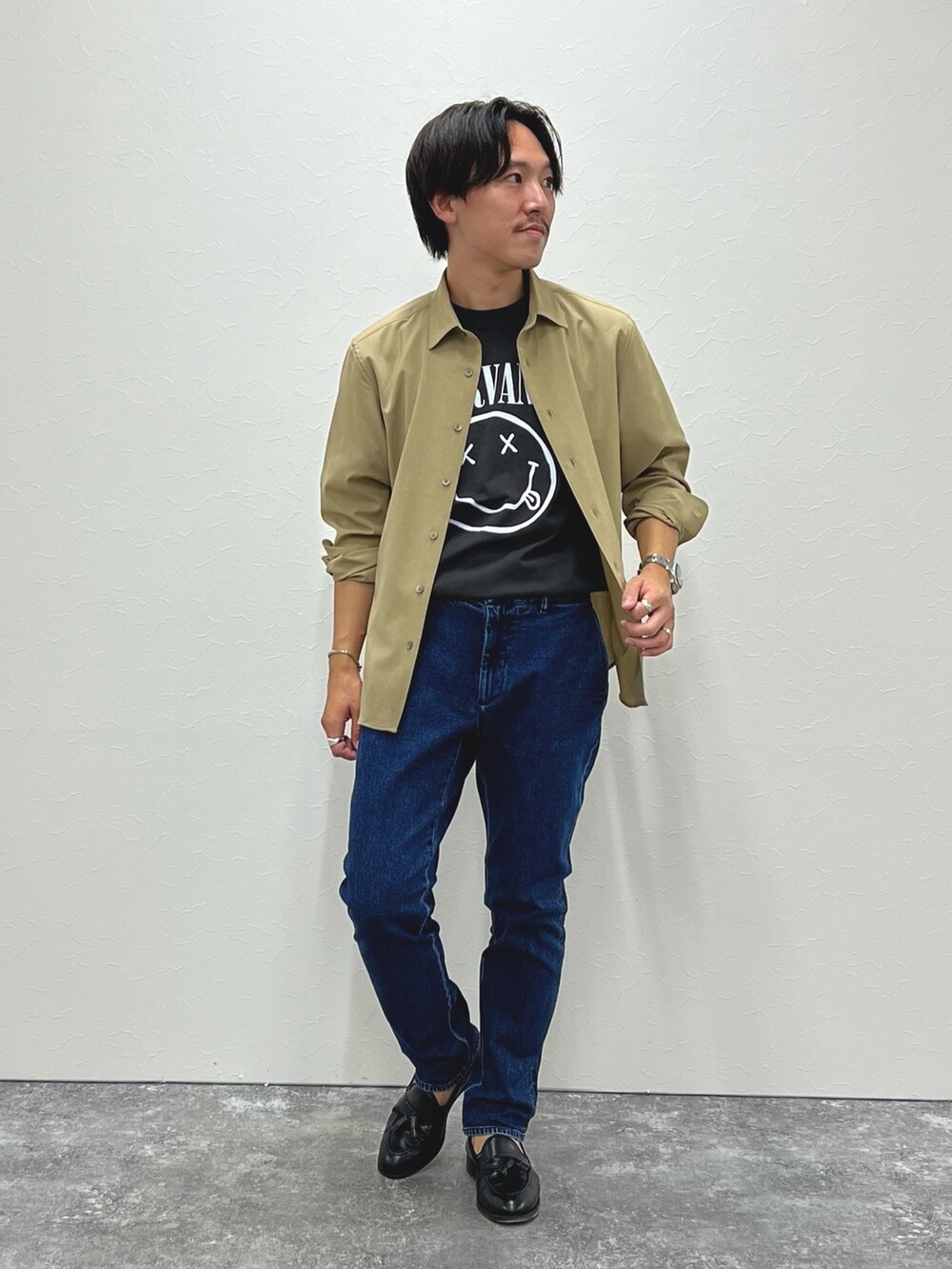 ブルー系のデニムパンツ、ブラック系のTシャツ/カットソー、ベージュ系のシャツ/ブラウスを着用したメンズの夏コーディネートの3枚目の写真