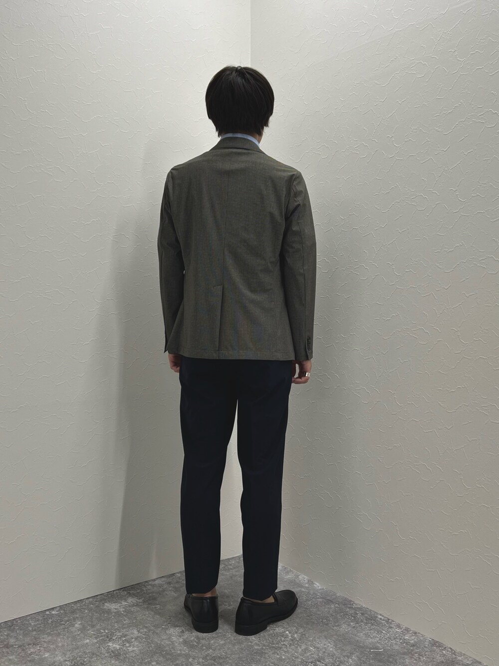 ベージュ系のテーラードジャケット、ブルー系のシャツ/ブラウス、ブルー系のその他パンツを着用したメンズの春コーディネートの5枚目の写真