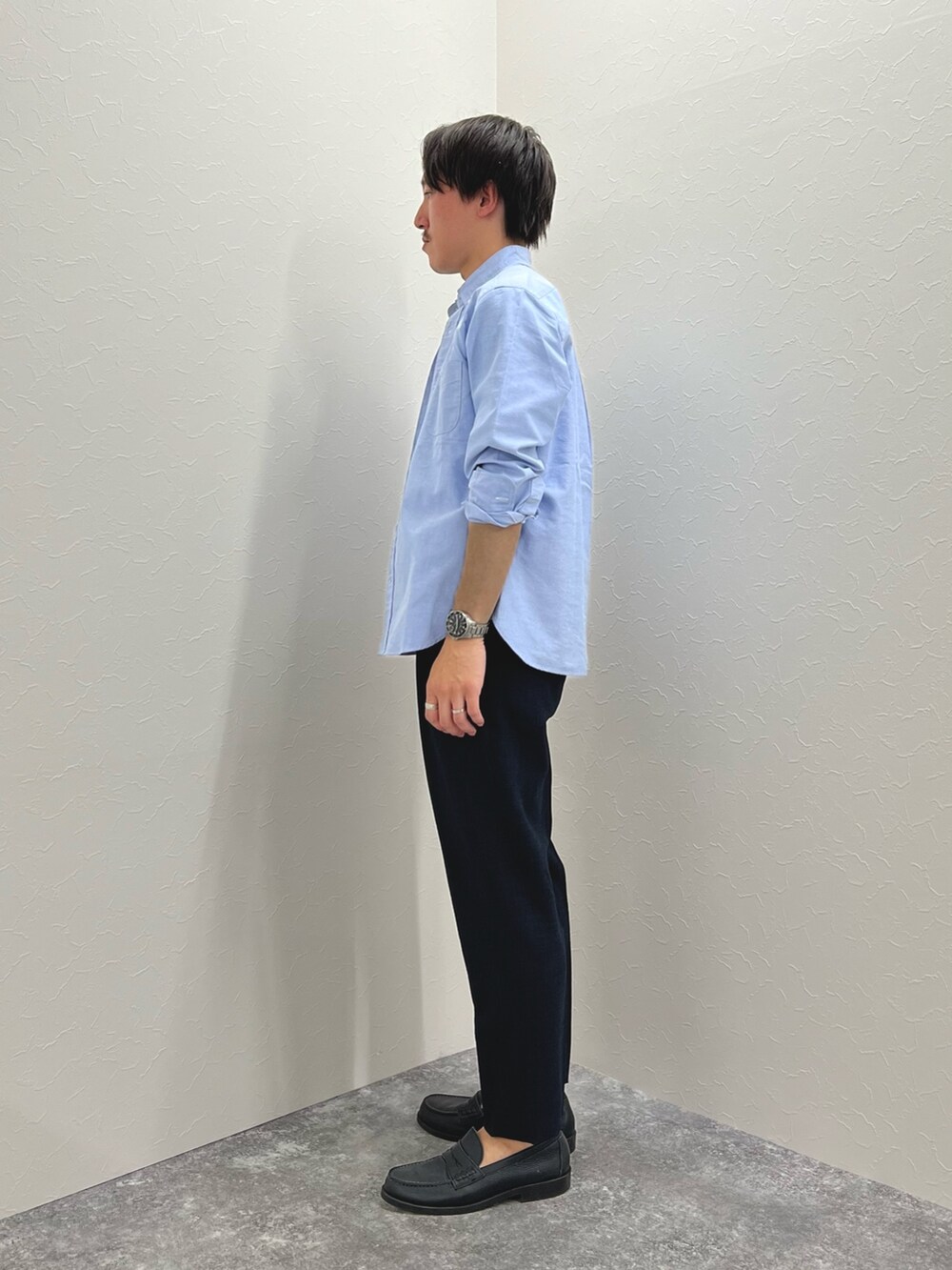 ブルー系のシャツ/ブラウス、ブルー系のその他パンツ、ホワイト系のTシャツ/カットソーを着用したメンズの春コーディネートの5枚目の写真