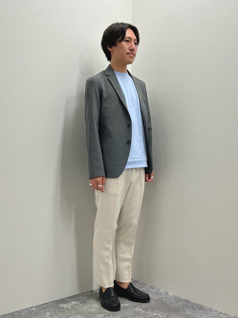 グレー系のテーラードジャケット、ブルー系のTシャツ/カットソー、ホワイト系のその他パンツを着用したメンズの夏コーディネートの4枚目の写真