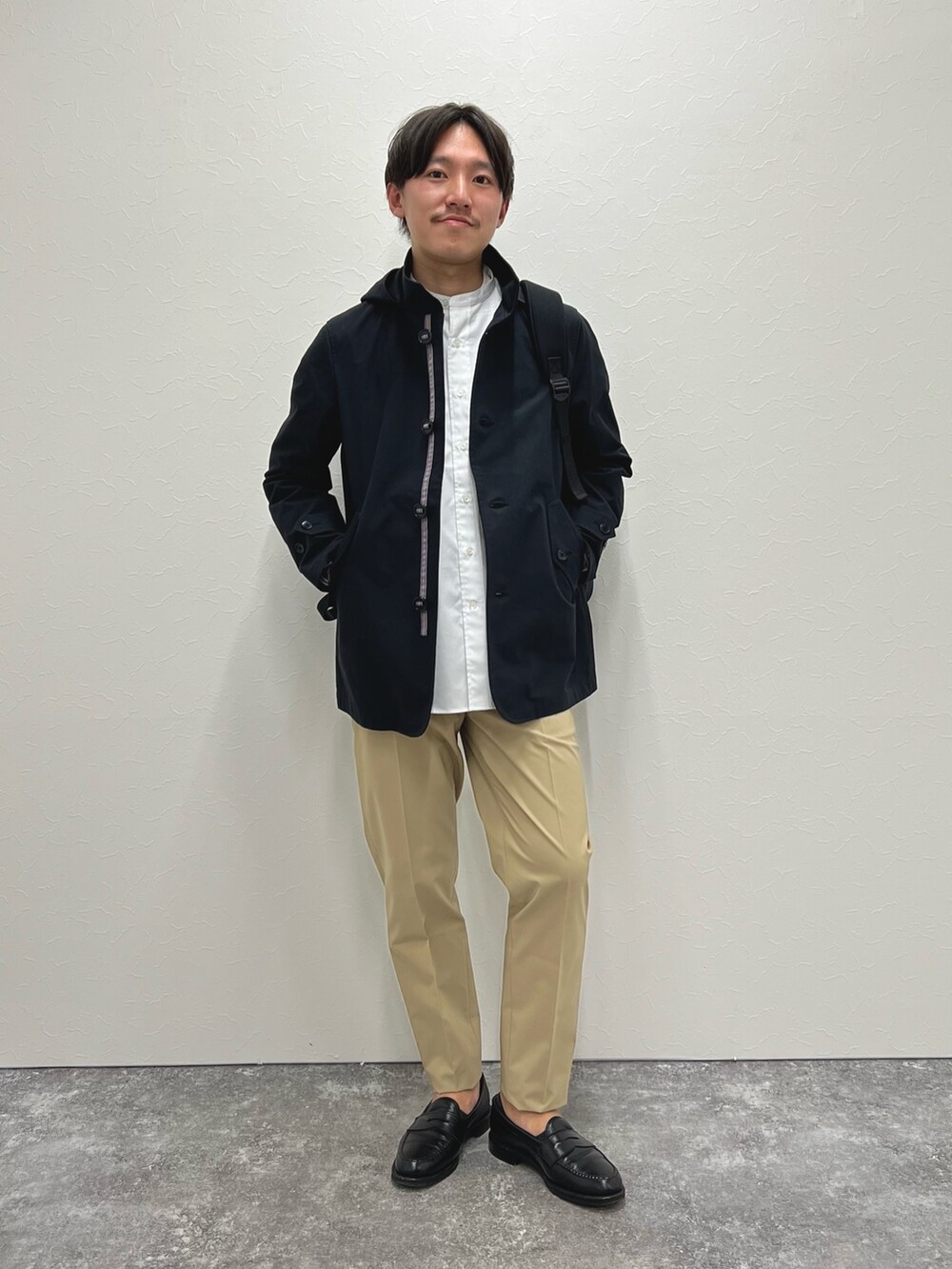 ブラック系のブルゾン、ホワイト系のシャツ/ブラウス、ベージュ系のその他パンツを着用したメンズの冬コーディネートの3枚目の写真